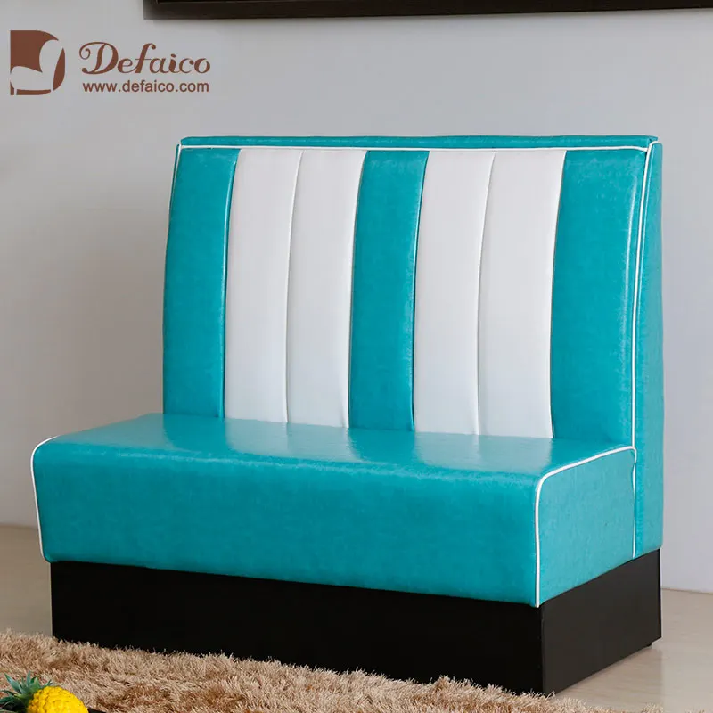 Сделанная на заказ угловая ретро-будка в американском стиле 50-х годов для закусочной в голливудском стиле с красной и белой кожей