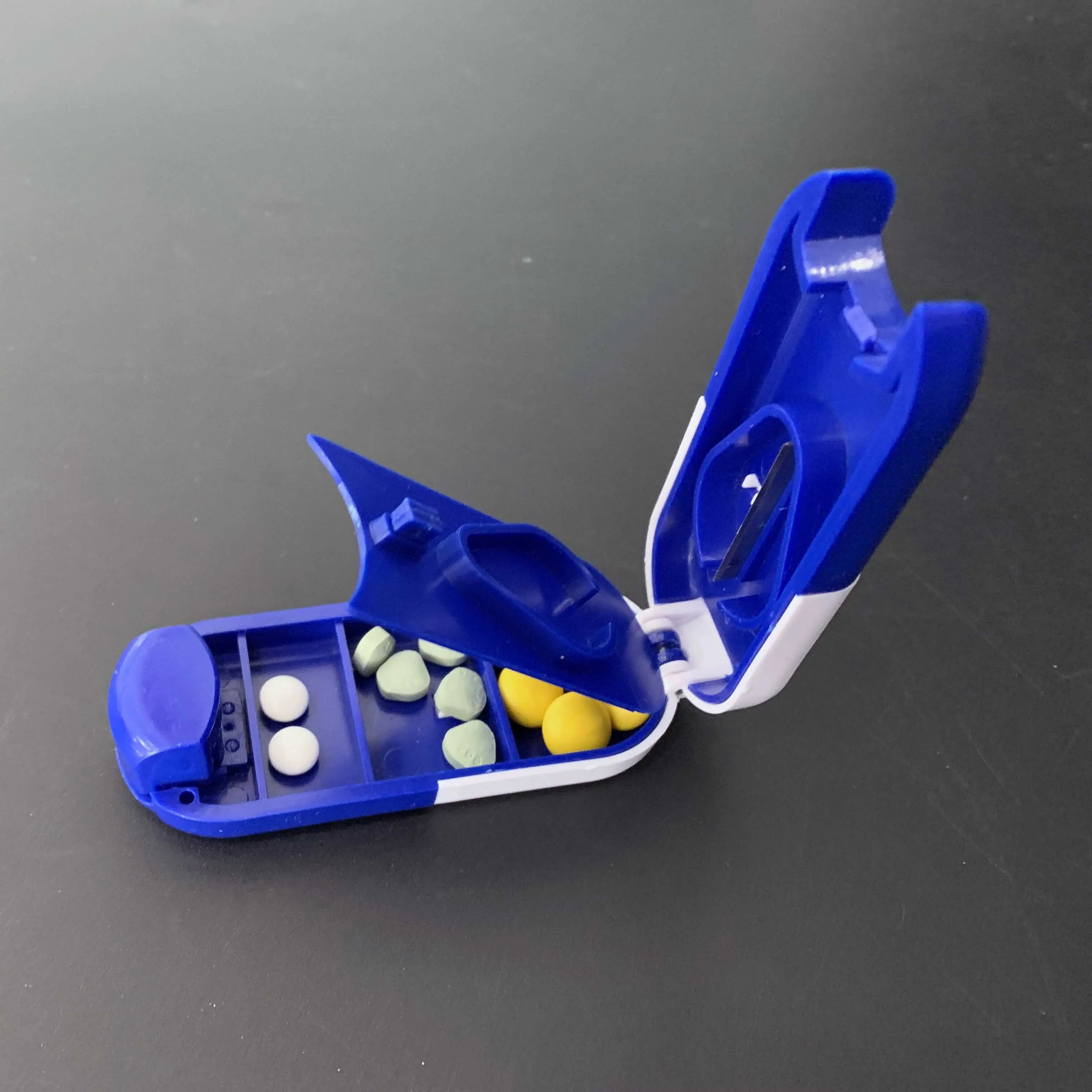 Пластиковый контейнер для хранения таблеток с лезвием из нержавеющей стали