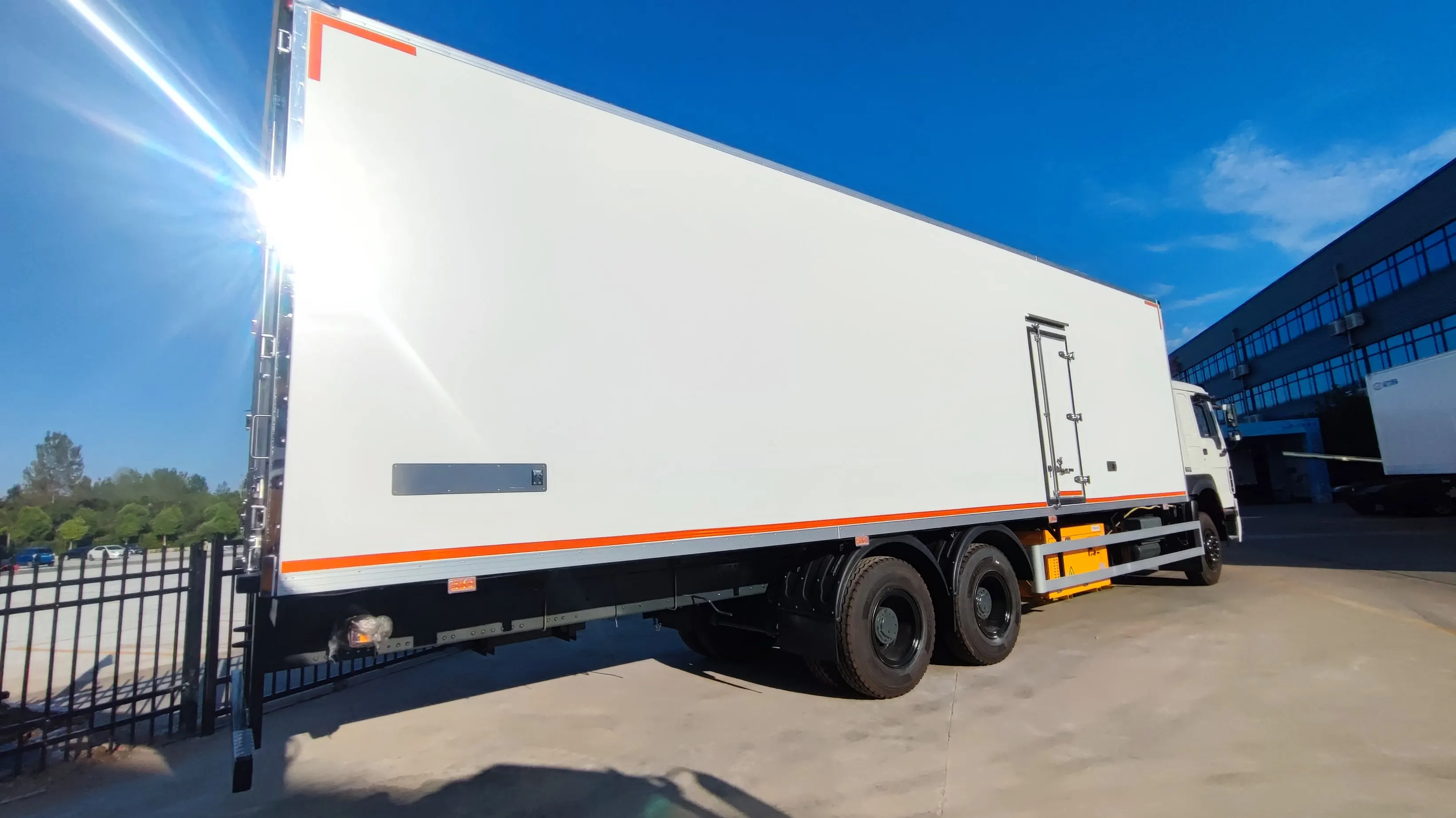 HOWO High Quality 6*4 Meat Refrigerated Freezer Truck Brand New Cold Room Van Truck