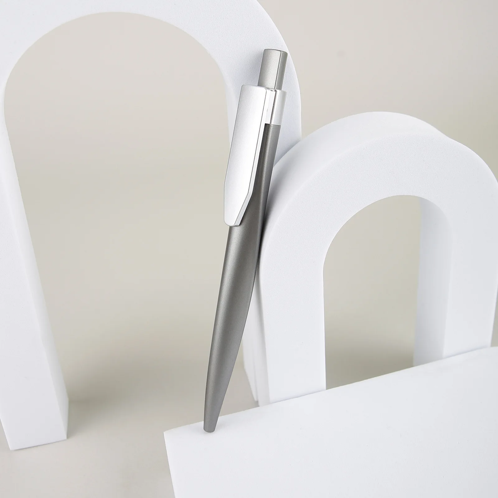 High end Creative Triangle Press Plastic Ballpoint Pen Metal Paint Exhibition Enterprise Office Advertising Gift Logo