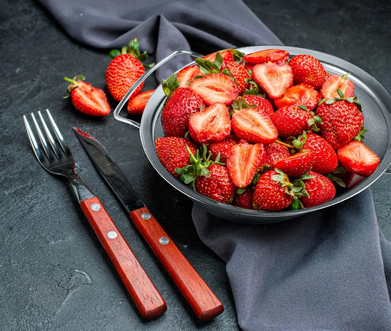 Large Fine Mesh Strainer with thermo plastic rubber handle - Sieve Fine Mesh Stainless Steel - Ideal to Strain Pasta, Quinoa and