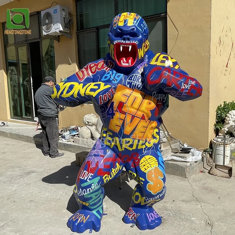 Customized Colorful Painting American Fiberglass Large Gorilla Statue Resin Famous Movie Character Sculpture