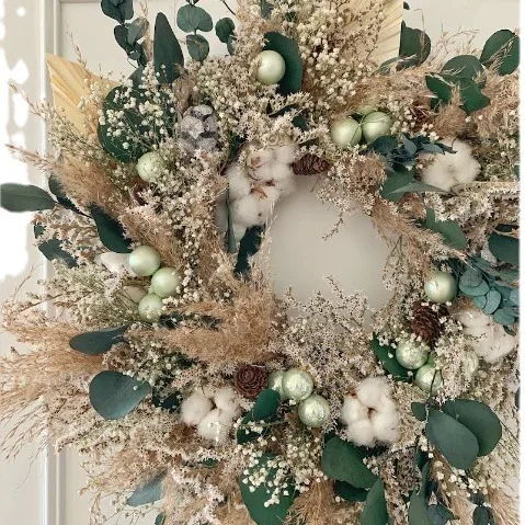 Stocked Artificial Decorative Christmas Flocked White Cypress Pine Needle  Pine Cone &White Berry Wreath For Home Decoration