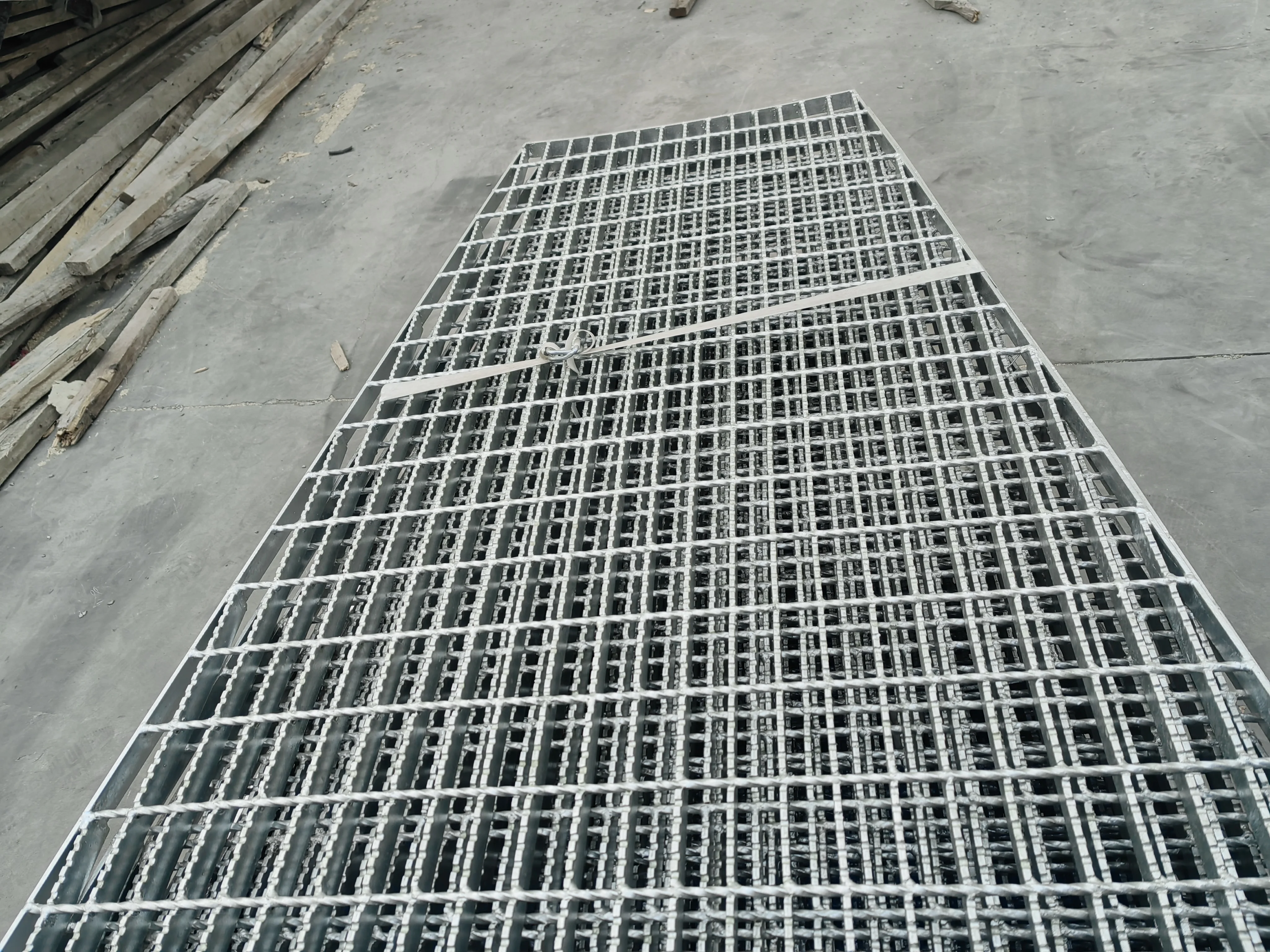Specializing In The Production Of Steel Floor Drain Grille Swimming Pool Overflow Mesh Stair Tread Steel Grating