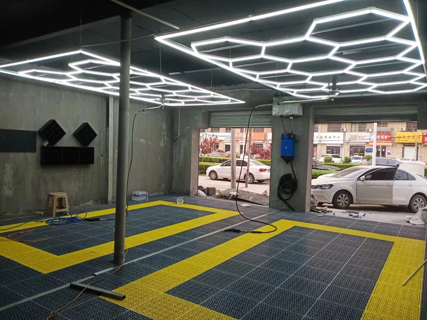 Pp Deck Patio Garage Interlocking Floor Tiles Splicing Floor Mat Plastic Flooring for Garage Bearing at least 3 tons