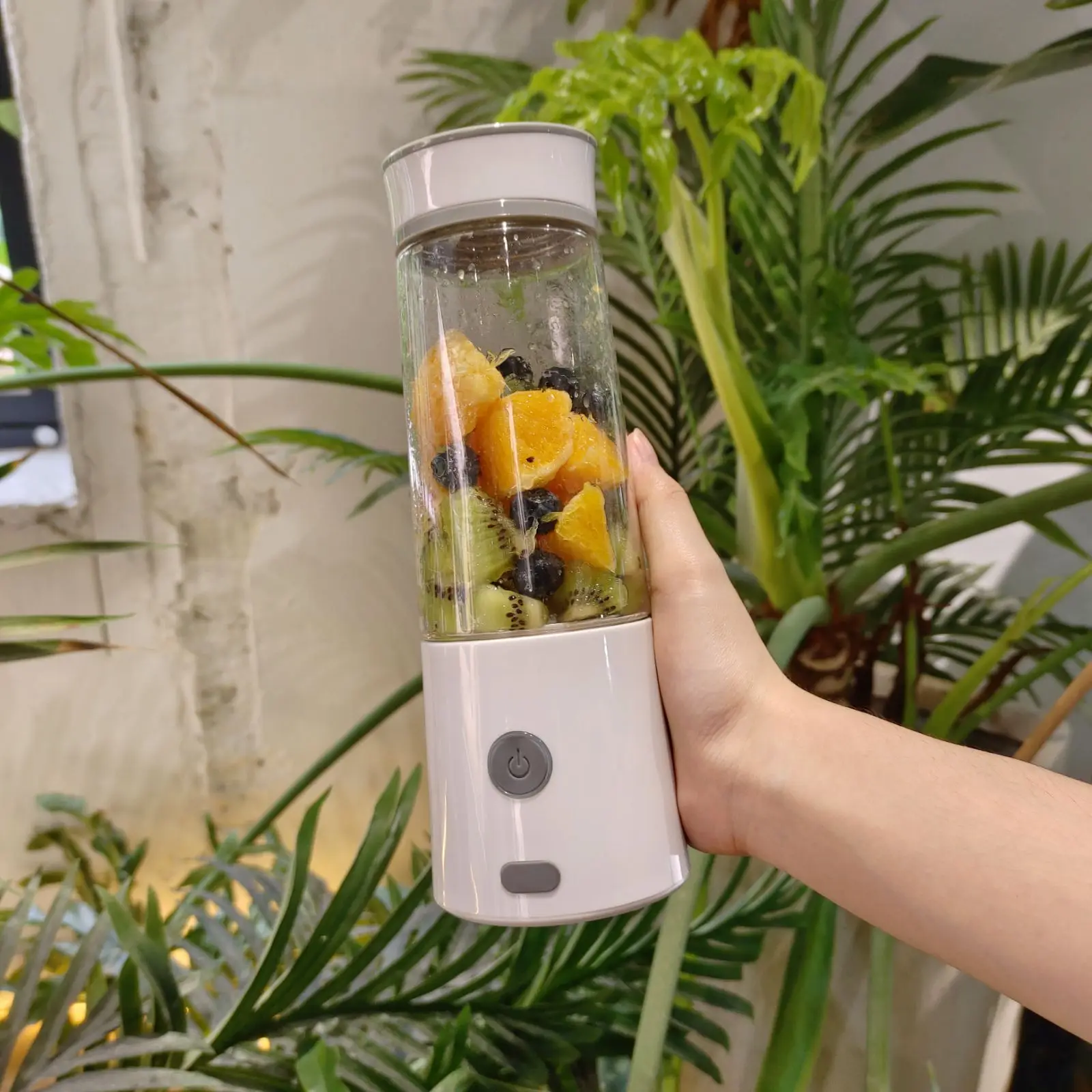 Factory prices 7.4V 400ml  rechargeable bottle blender mini hand mixer smoothie maker USB blender portable blender cup