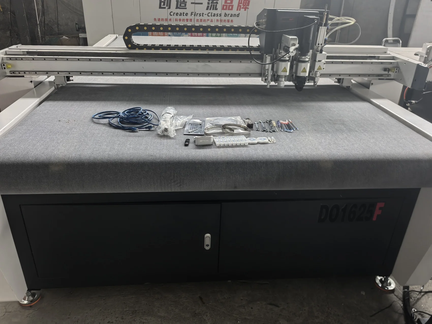 Factory Selling CNC Cutting Machine Digital Cutter For Cardboard Corrugated Box Kraft Paper PVC Board