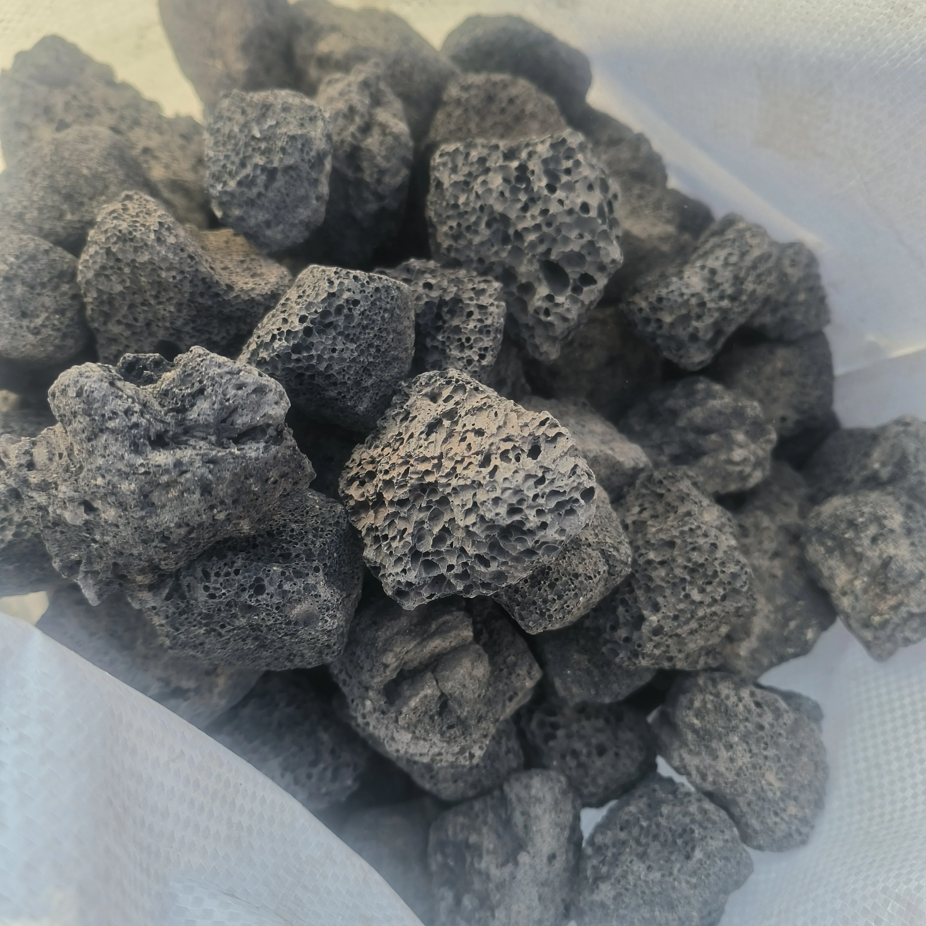 Irregular shape pumice basalt volcanic landscape rocks crushed lava rock black lava stone for gardening