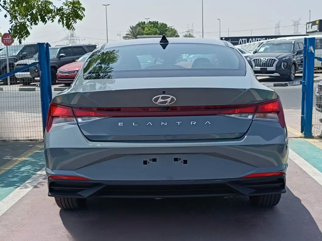 Полностью загруженные подержанные автомобили HYUNDAIs ELANTRA SEL бензиновые 2 0 л V4 2023 модельные серые и готовы к работе