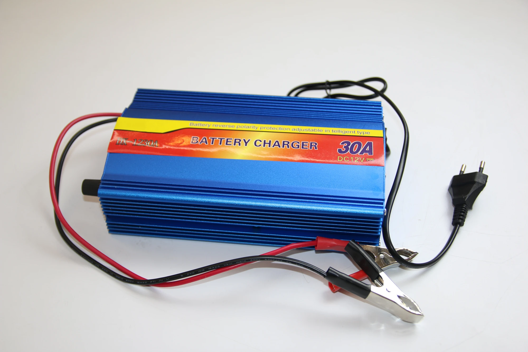 Интеллигентая (ый) Зарядное устройство 220VAC вход 12VDC выходное автомобильное зарядное
