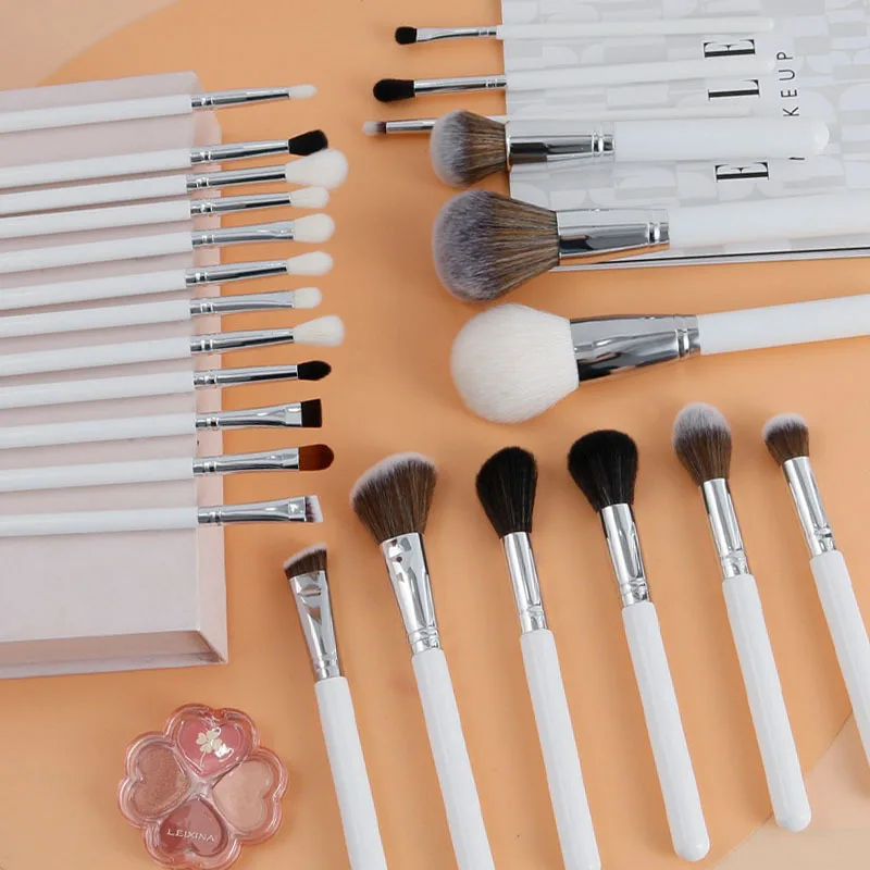 2024 Luxury Makeup Brush 24 Pcs Wooden Handle Make Up Brushes Custom Logo Professional Makeup Brush Set