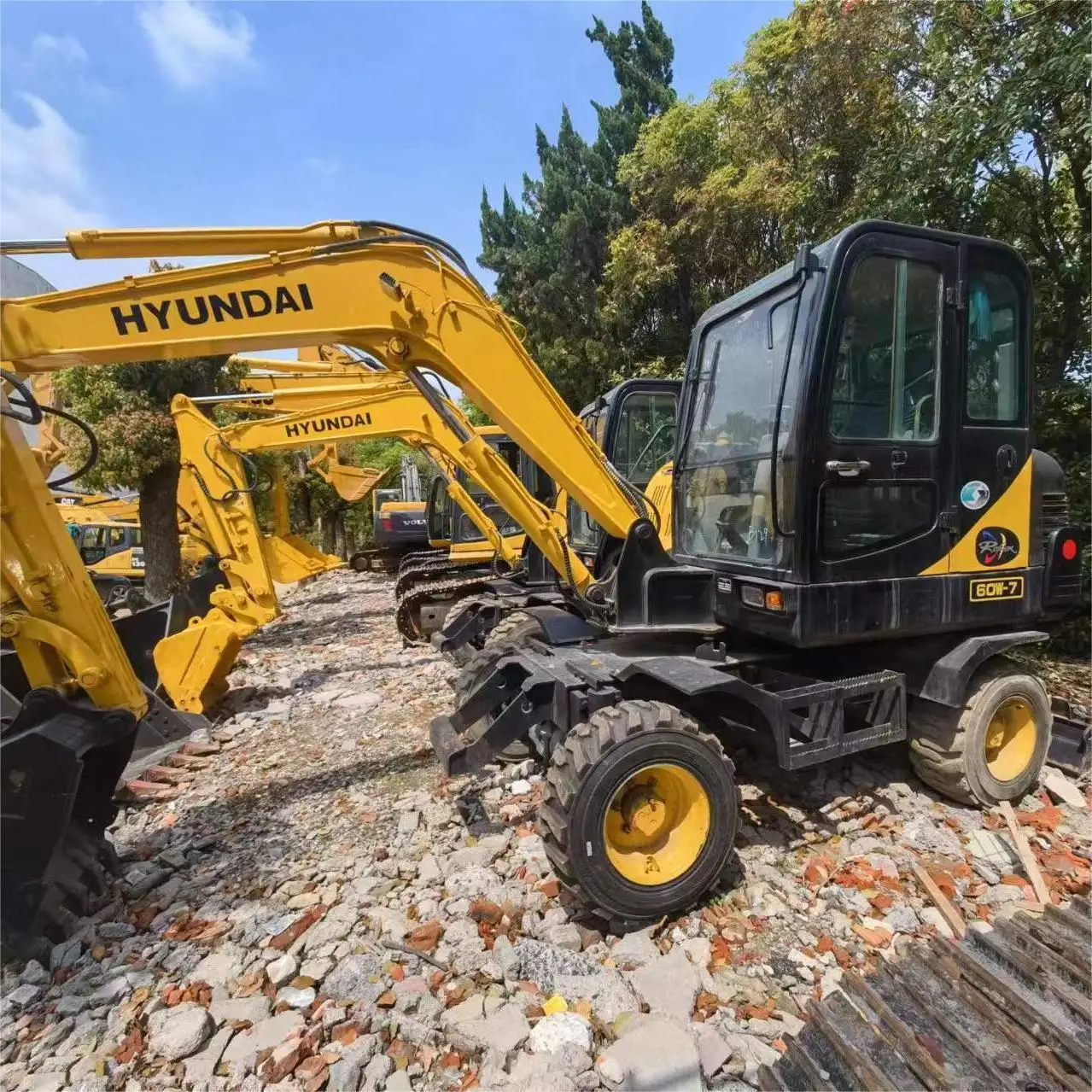 Б/у колесные экскаваторы HYUNDAI 60W-7 6TON и небольшие промышленные машины с epa ce продаются по сниженным ценам