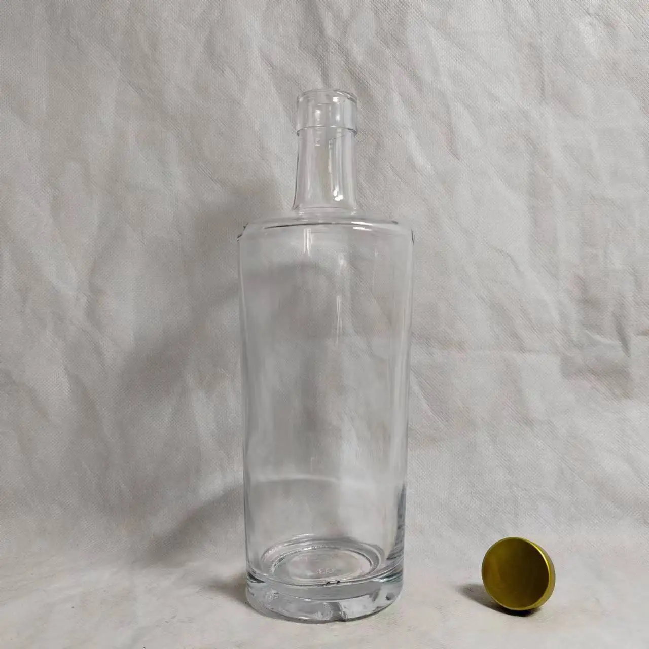 Wholesale custom bar popular cylindrical transparent whiskey Vodka bottle 500ml 700ml glass bottle with cork