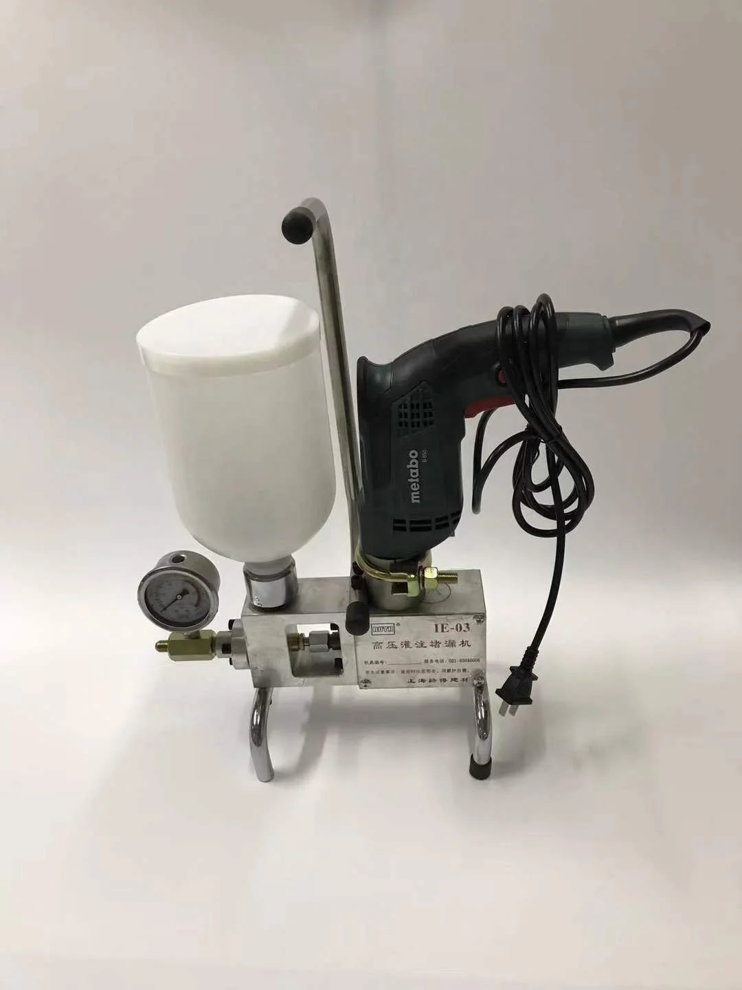 Polyurethane injection pump for concrete cracks