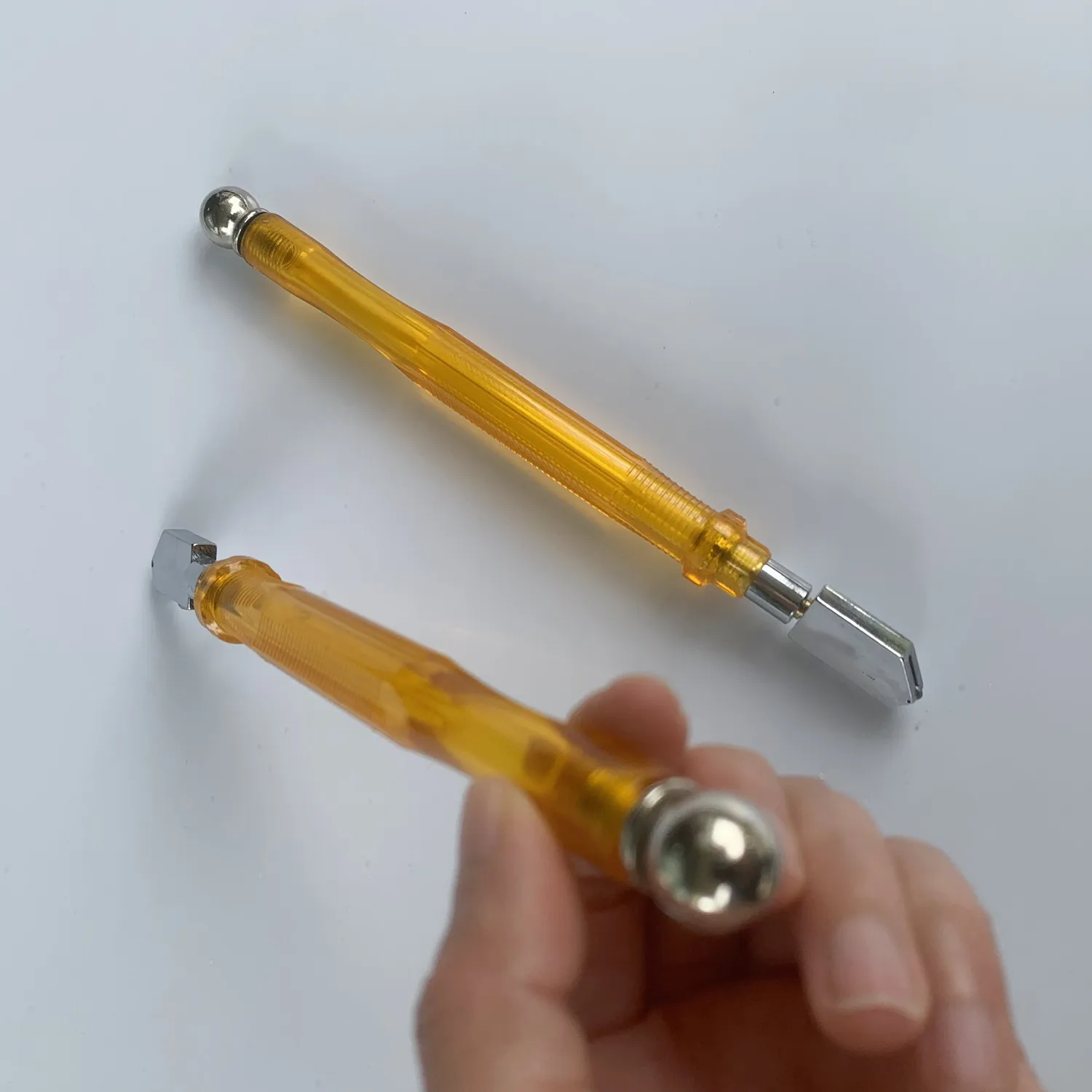 Hot Selling High Quality Oil-Feeding Glass Cutter With Sharp Cutting Diamond Wheel Design