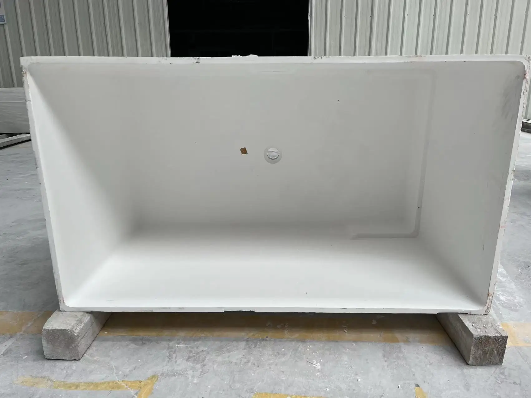 Durable Modern Design Acrylic Freestanding Bathtub Overflows with Drain for Soaking Bathtime Convenience in Bathrooms