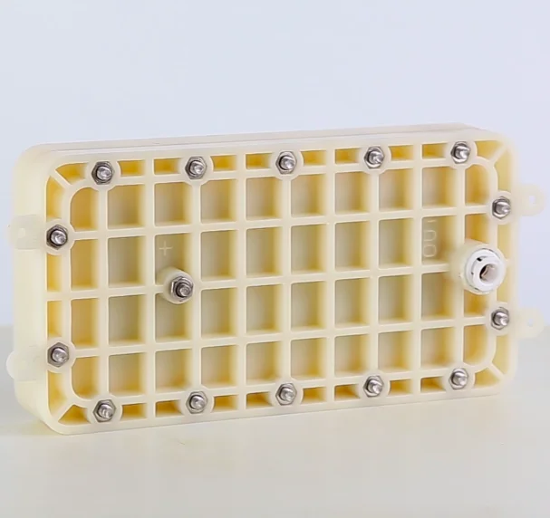 Электролитический ионизатор воды, устройство для очистки воды, электролитический элемент