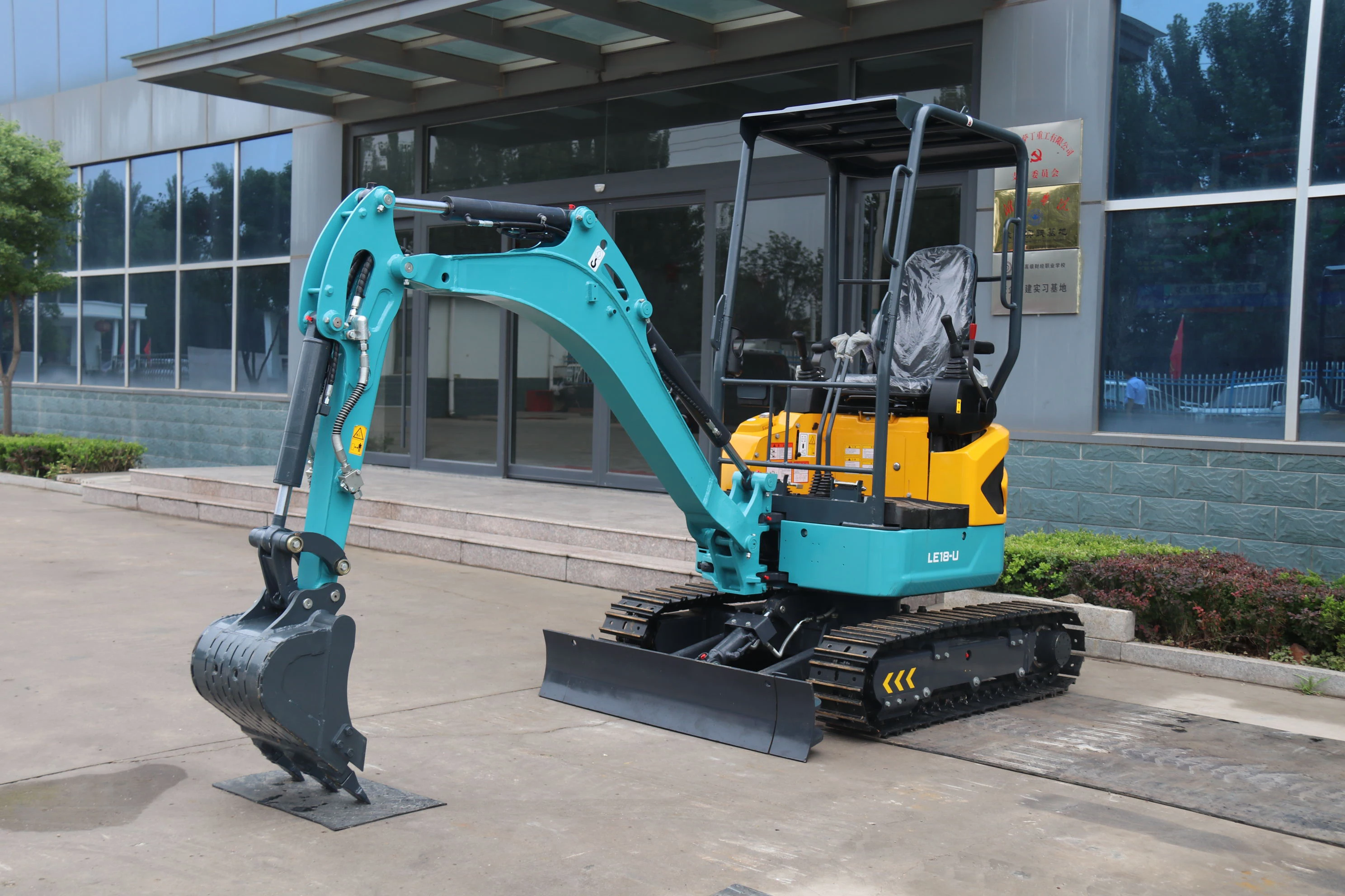 LICHMACH 0.3CBM Hydraulic Small Wholesale Excavator Machine 6 ton 7 ton 8 ton  Wheel Middle Wheel Excavator