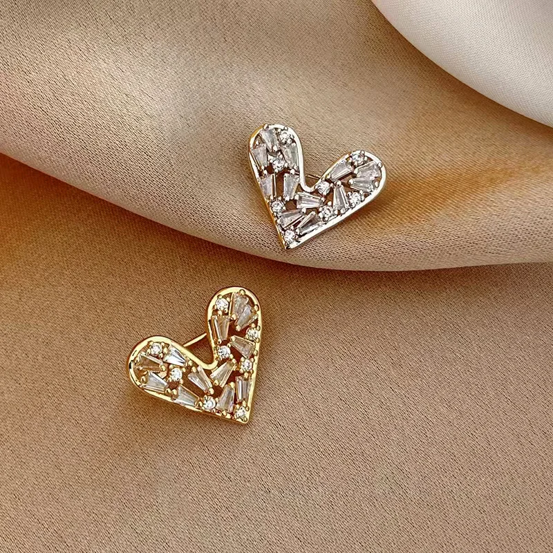 Adorable Micro Pave Crystal Heart Brooch Dainty Mini Love Brooch Pin for Women Dress Jewelry