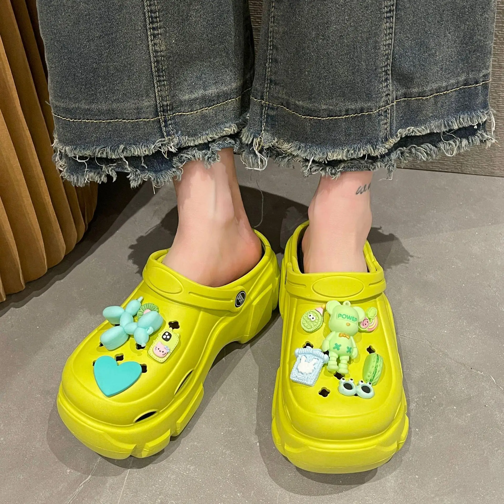 Wholesale summer new thick-soled clogs shoes cartoon design anti-slip couple garden shoes at a good price