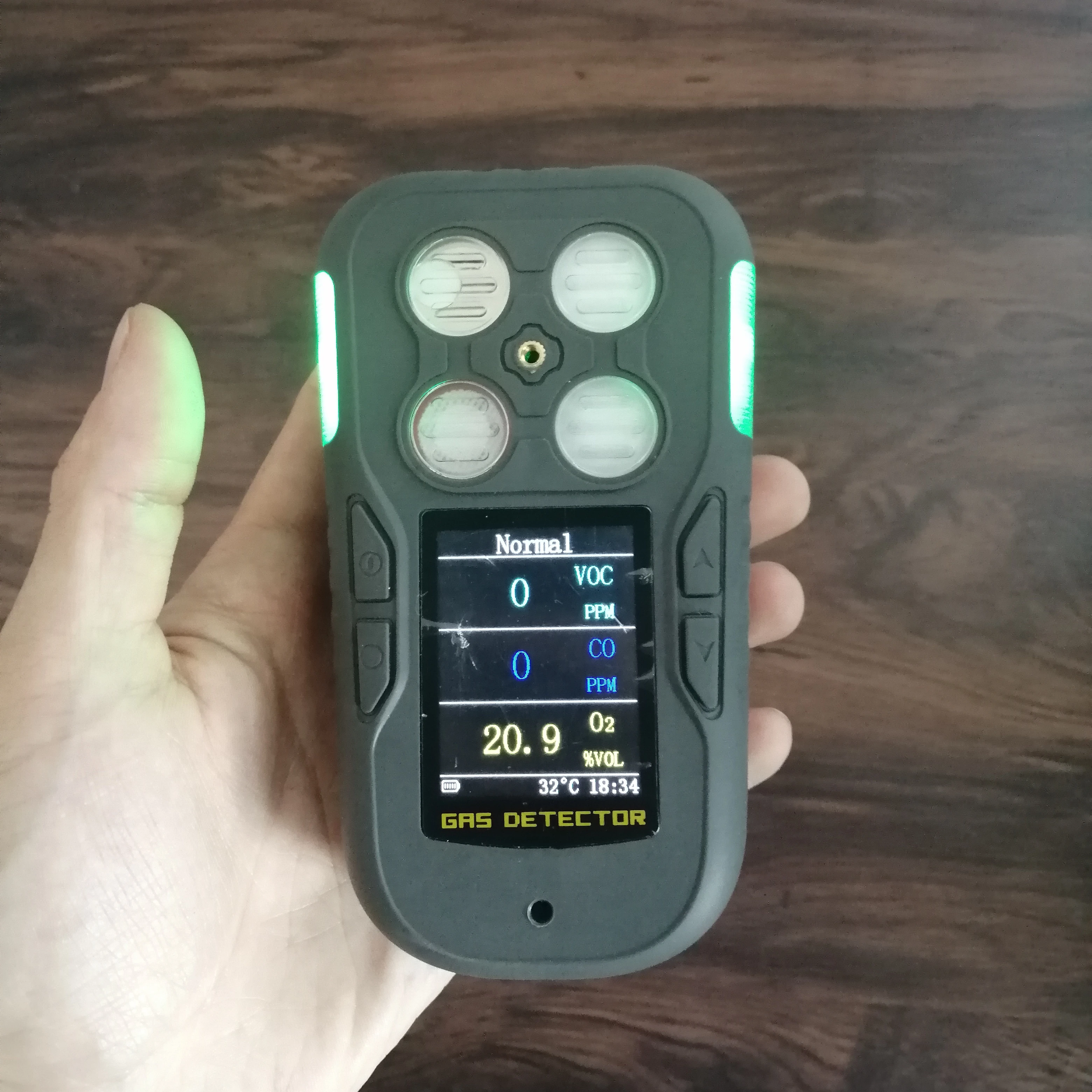 Durable and lowcost portable 4 in 1 multi gas detector NO2/SO2/CO2/VOC gas leak detector CO2 gas annlyzers Instead of Multi-RAE