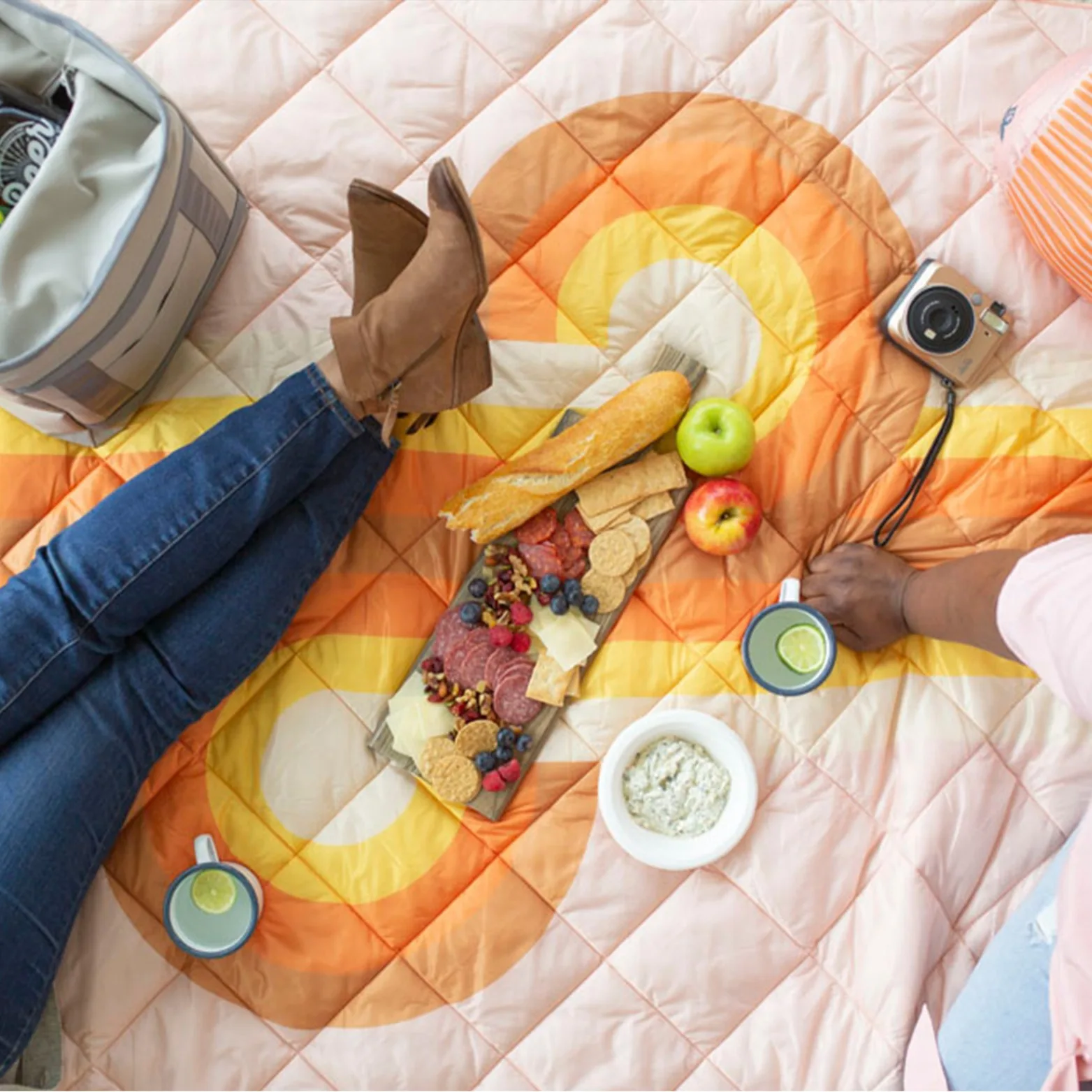 Top Quality Waterproof Lightweight Packable Puffy Outdoor Camping Hiking Travel Waterproof Nylon Down Alternative Blanket