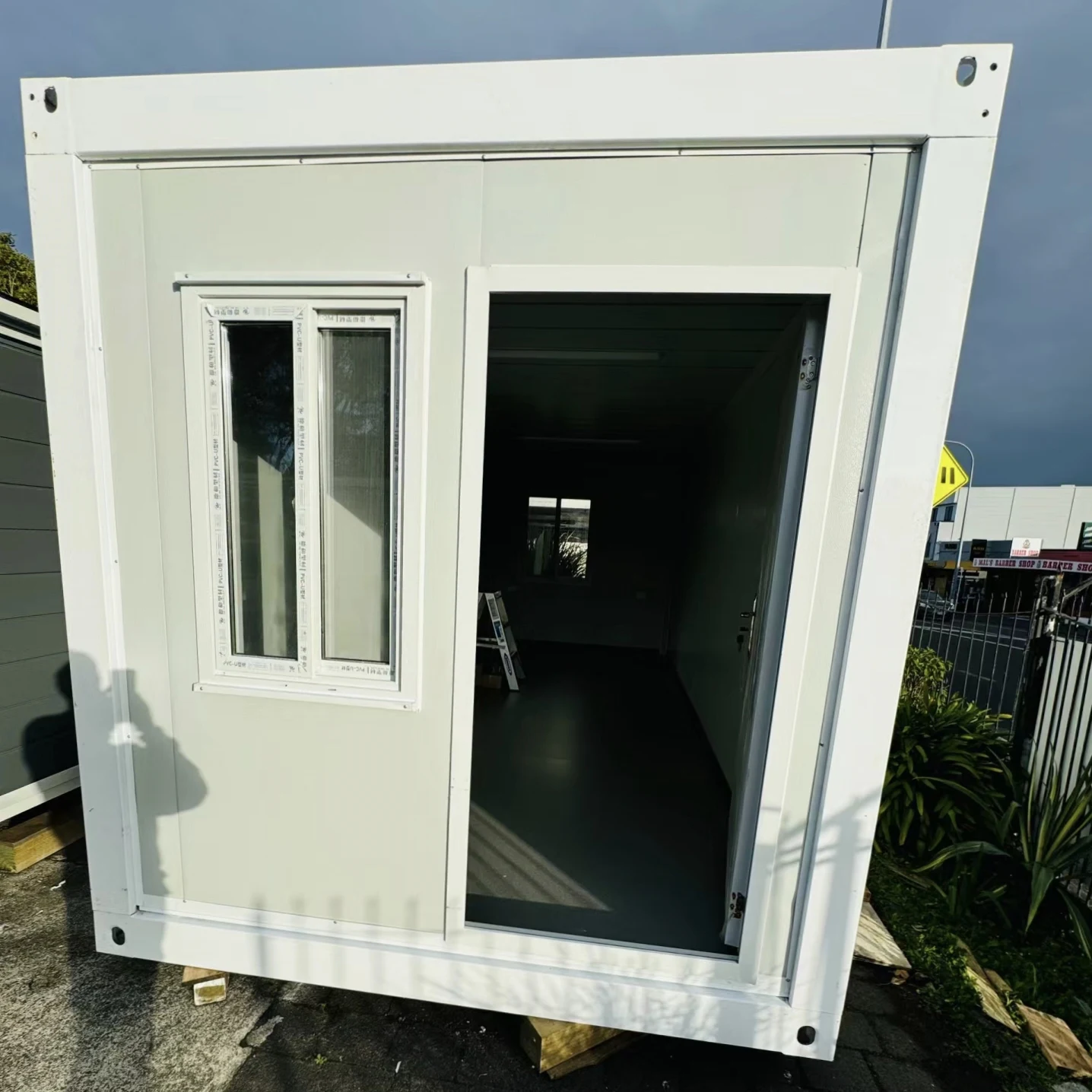 Modern White Ready-to-Live Flat Pack Hotel Apartment Folded Container Home with Roof Tiles for Shop Use on Sale