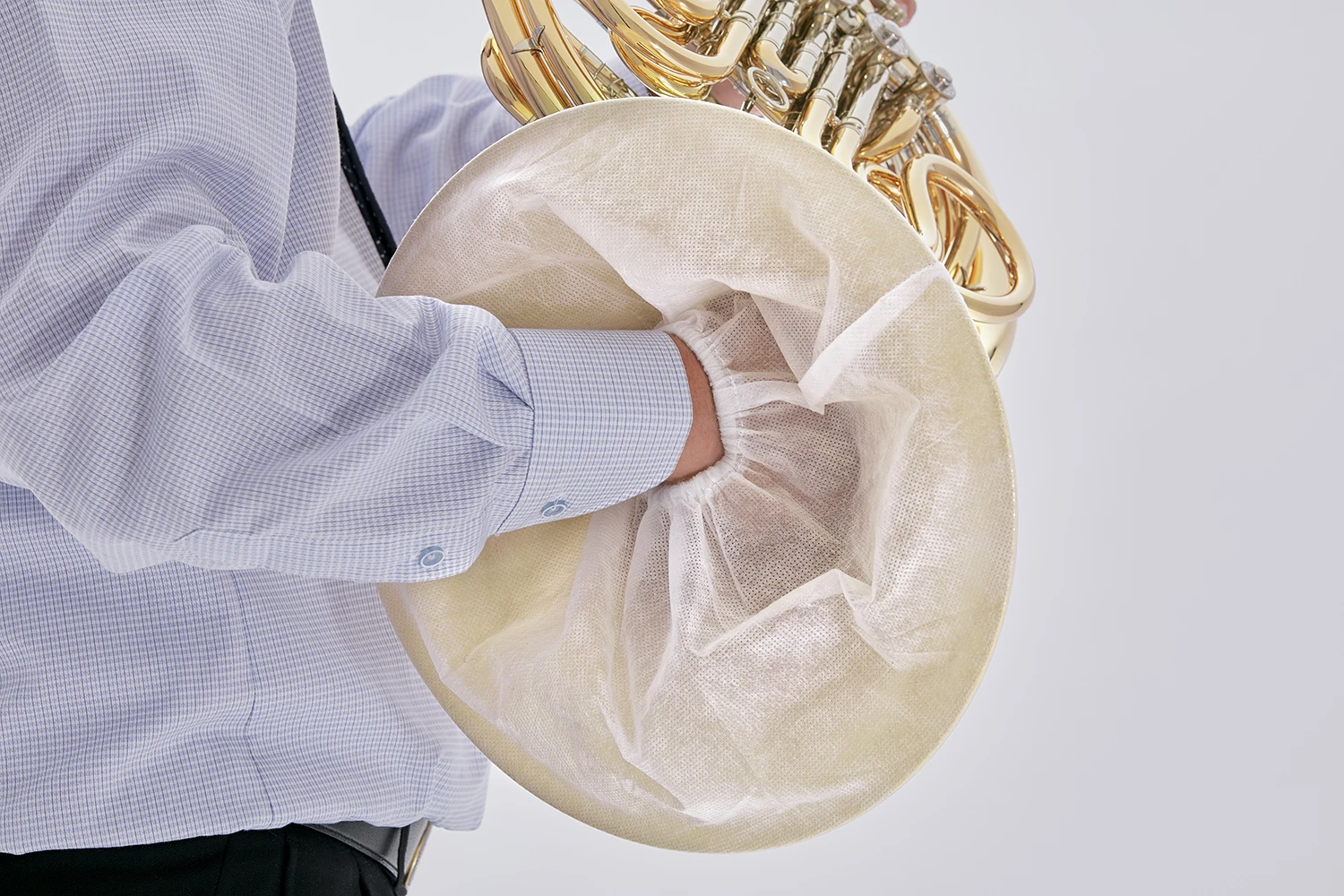 Brass instruments spray hood mask-filter catches droplets firmly