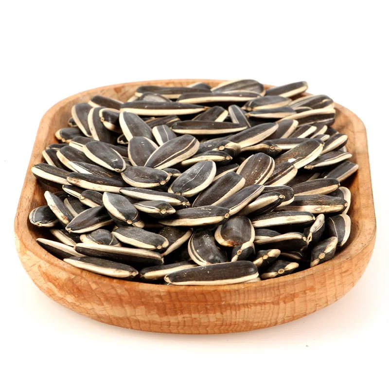 Черные жареные и соленые семена подсолнечника
