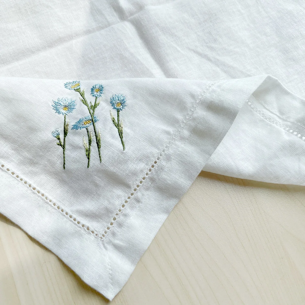 Wholesale 100% pure french linen napkins flower custom embroidered linen napkins for wedding/restaurant/party