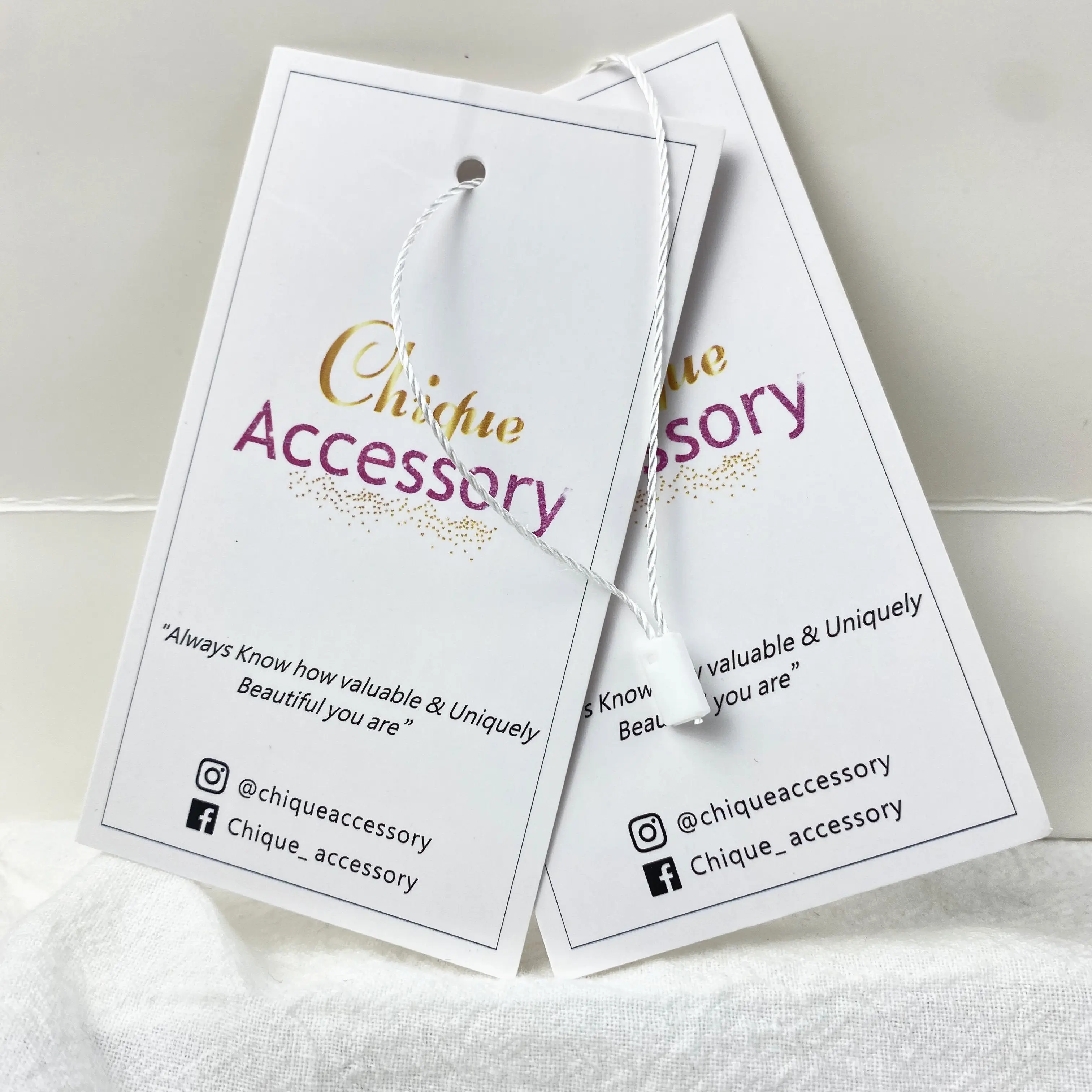 High Quality Etiqueta Colgante Garment Accessories Factory Custom Hang Tag Embossed Logo White Matte Paper Clothing Hang Tag