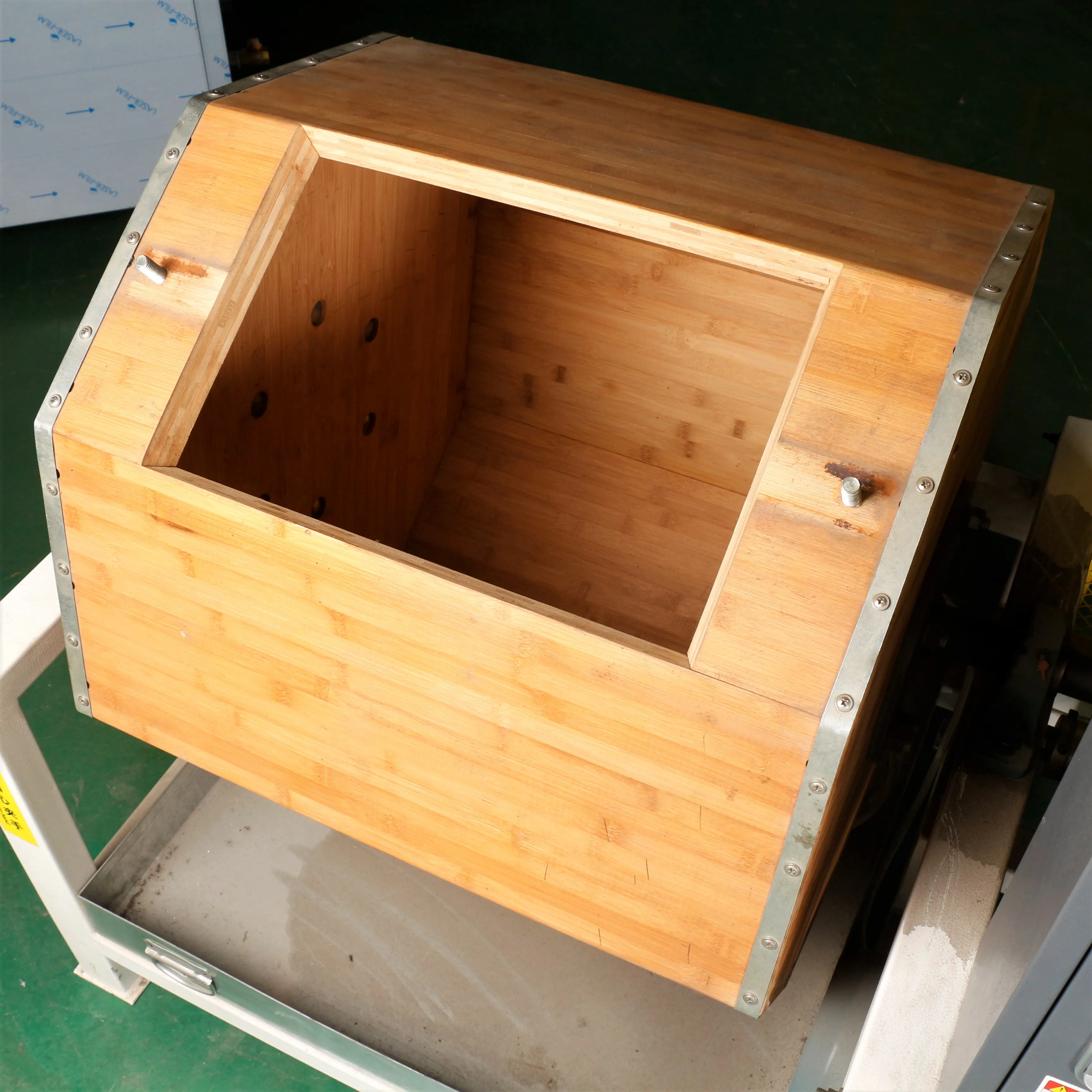 Hardware accessories mirror processing polishing machine, roller rotating polishing machine