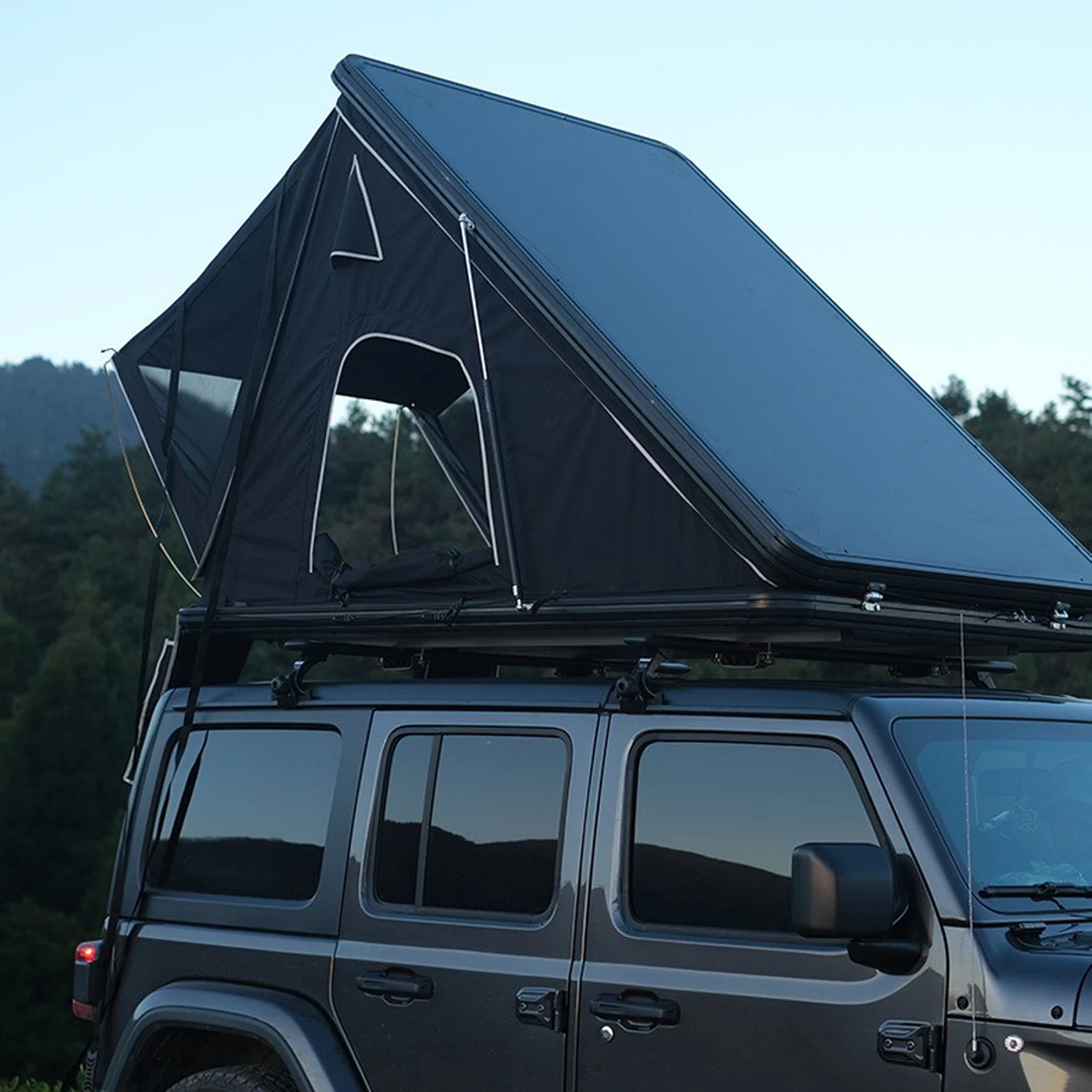 China Manufacture Rooftop Tent Foldable Car Roof Top Tent 2-3 Person Aluminium Triangle Camping SUV Car Roof Top Tent with Shell