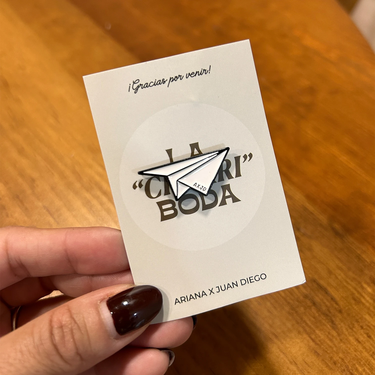 Korea Kpop Custom Gold Hard Glitter Enamel Epoxy Lapel Pin With Pearl Chain