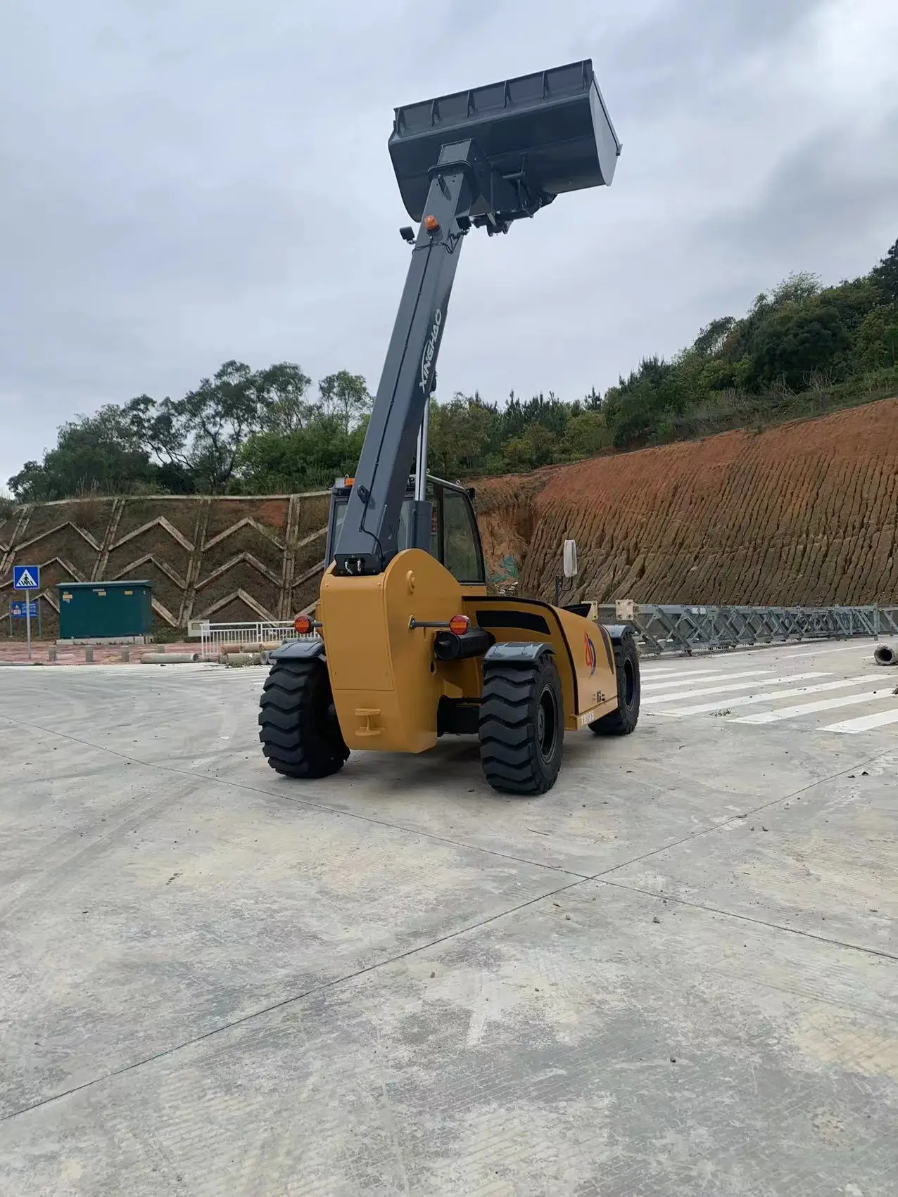 Xinghao EPA diesel engine telescopic handler with 13 metre boom heave 10ton load telescopic forklift 4WD telehandler