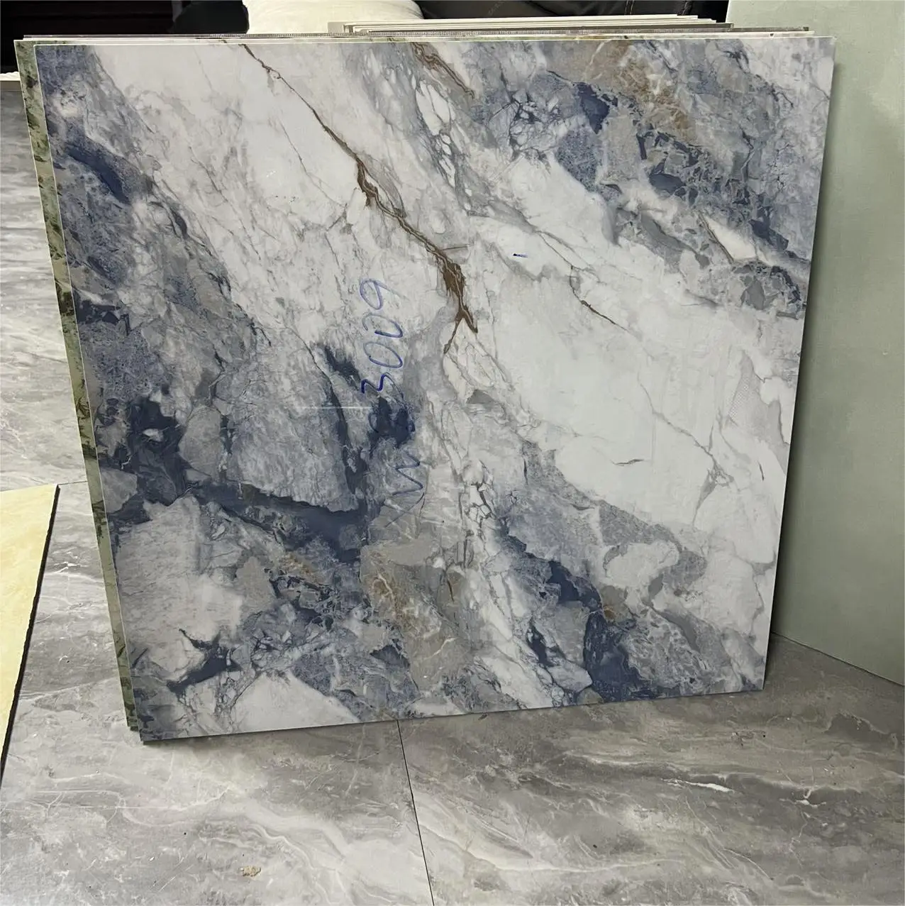 Modern Design Porcelain Ceramic Tile Glazed And Polished With Glossy Luster For Interior Heat Insulation