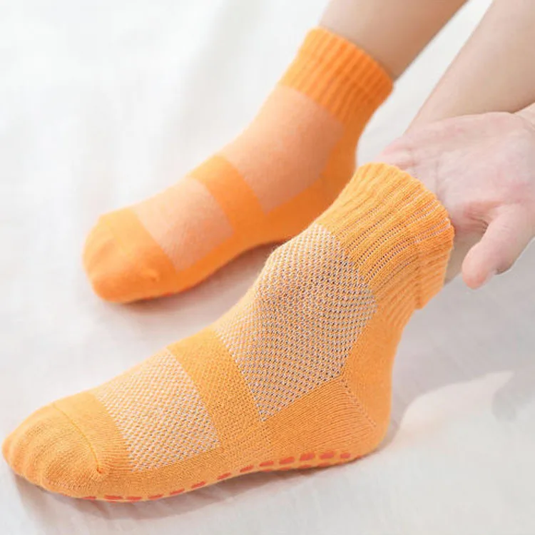 Wholesale Kids Adults Anti-slip Ankle Socks Grip Cotton Trampoline Socks With Logo