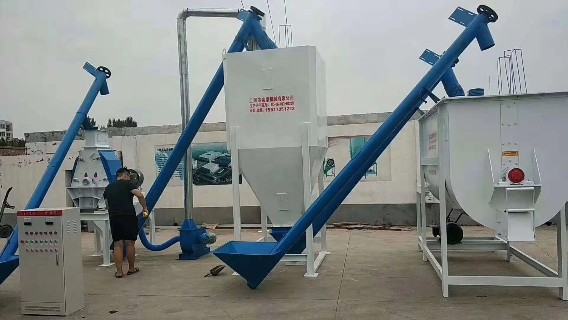 Poultry Equipment Low Energy Consumption Vertical Low Granule Screw animal feed processing plant Feed Processing Machine