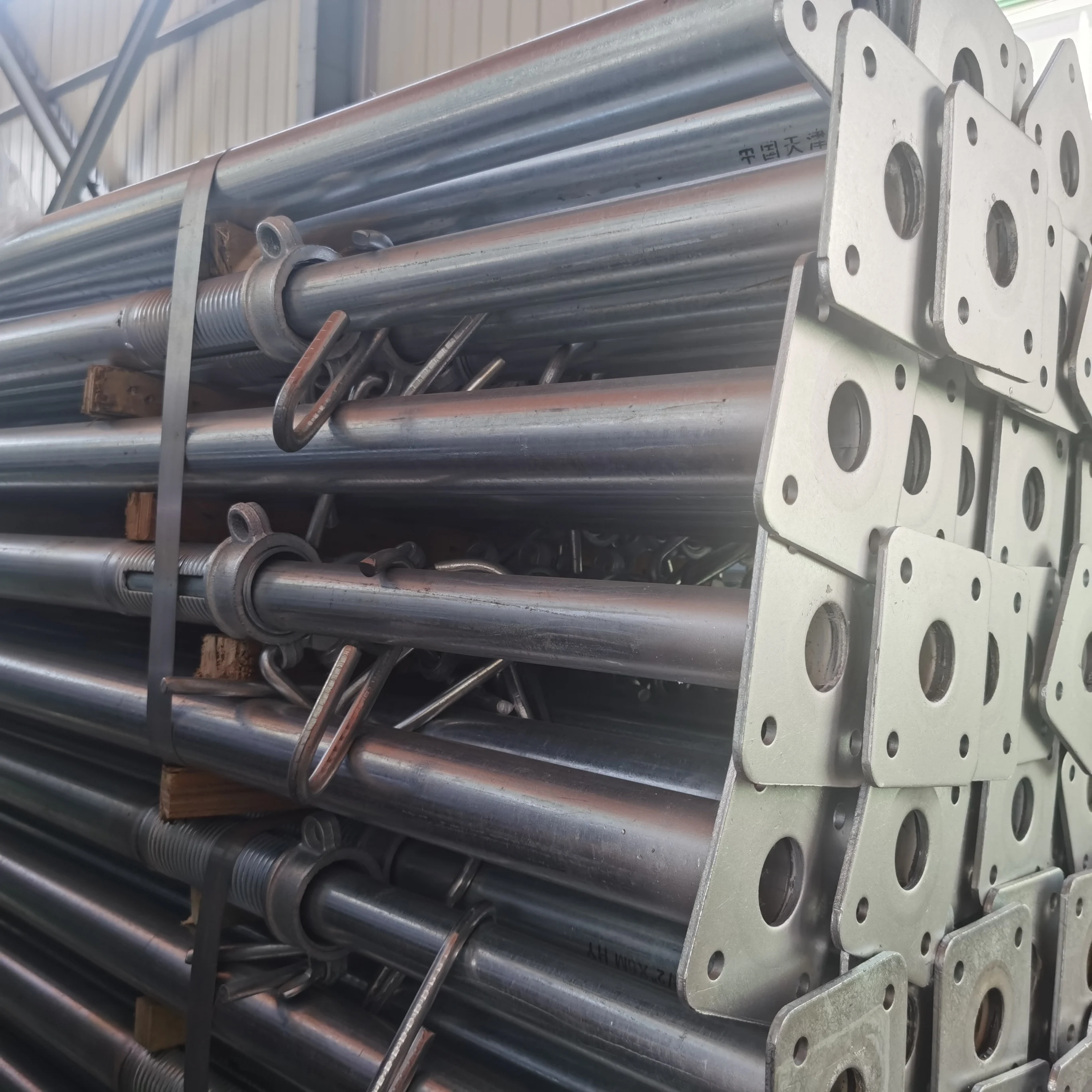 Mobile construction material for building steel support or steel prop