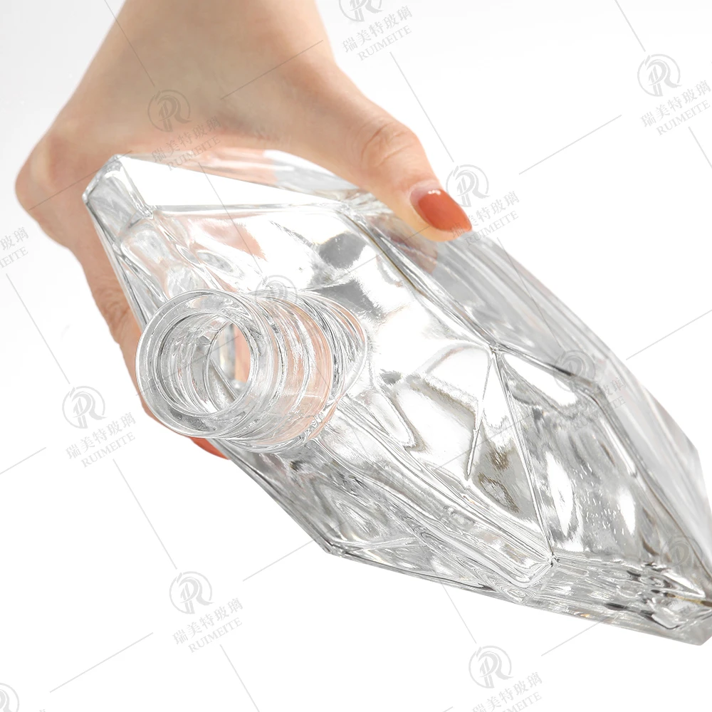 Wholesale 700ml 750ml empty clear luxury flat fancy whisky vodka brandy XO glass bottle