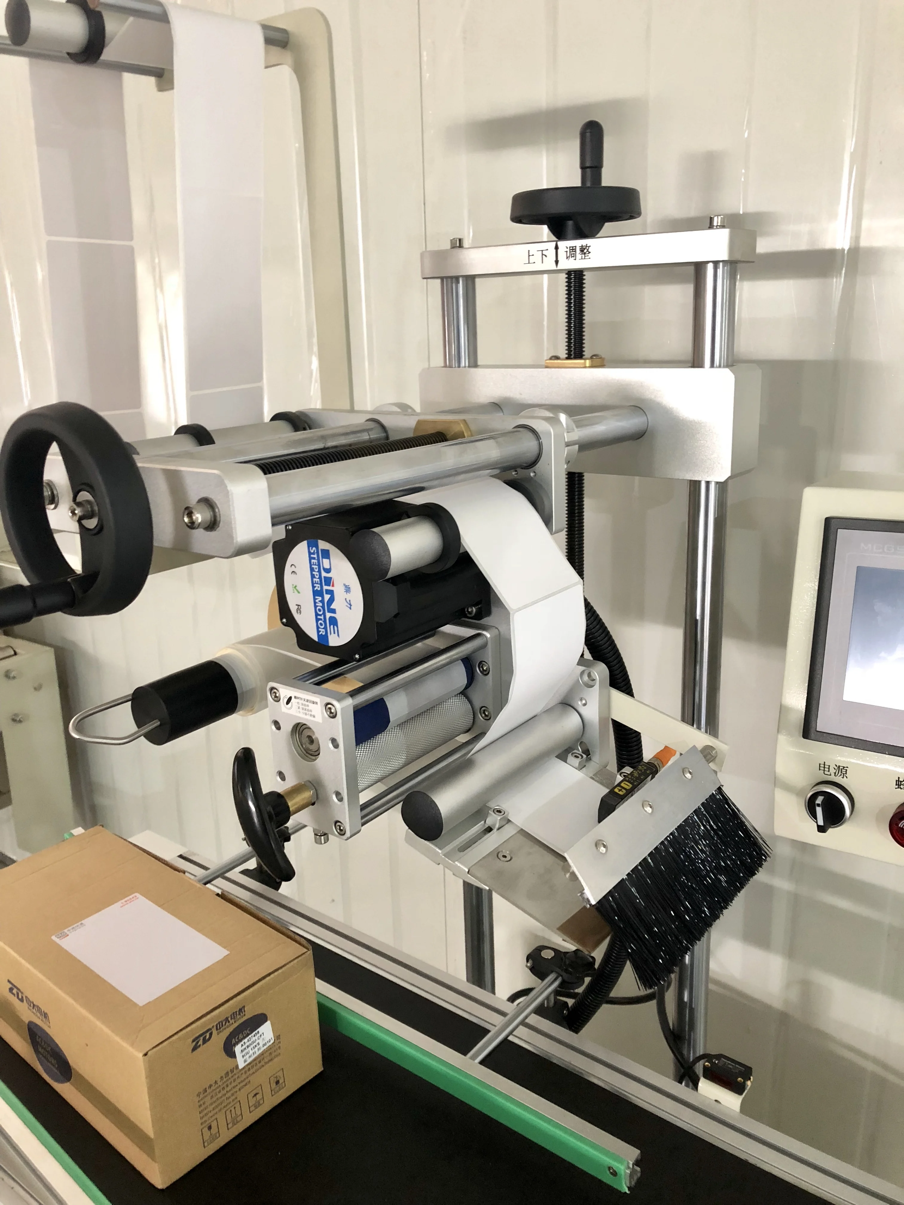 Professional  automatic label attaching machine, adhesive label sticker machine, automatic labeling machine