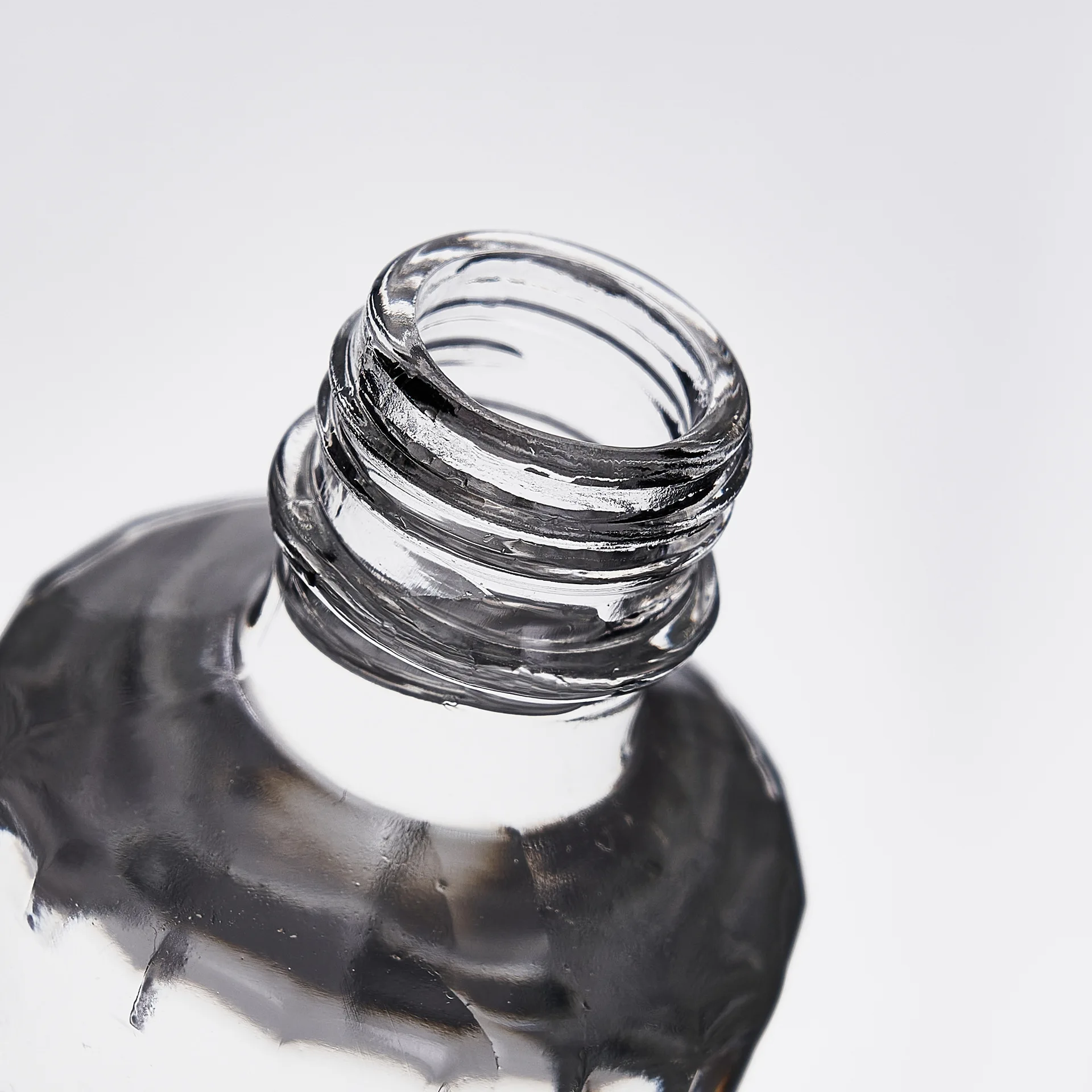 round tall long 750ml high quality but low price factory sale  brandy vodka tequila use liquor spirits with bamboo cork cap