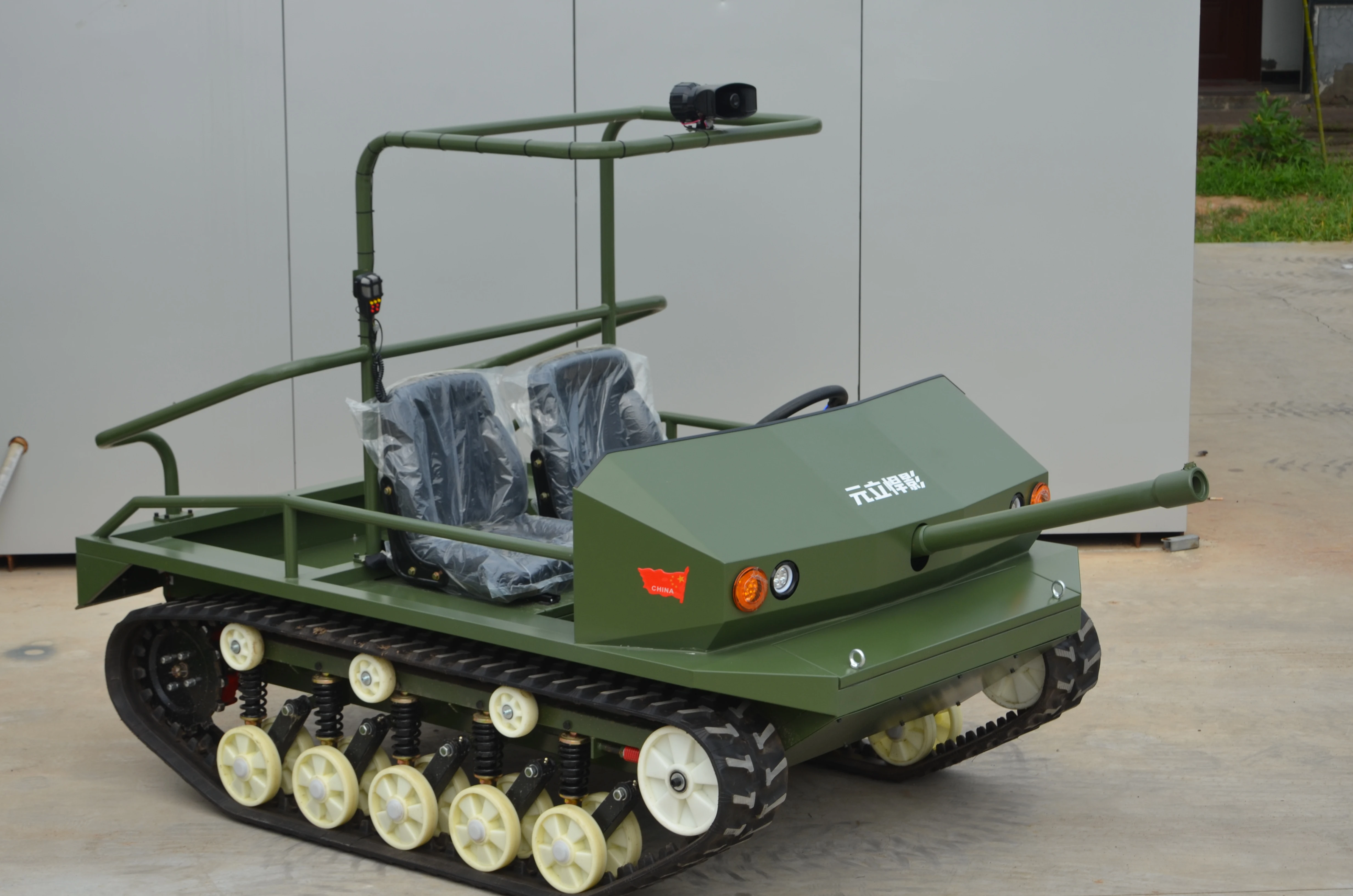 All-terrain electric pleasure tank vehicle, off-road vehicle, tractor, 4000w dual motor. Drifting paintsmoke bombs.