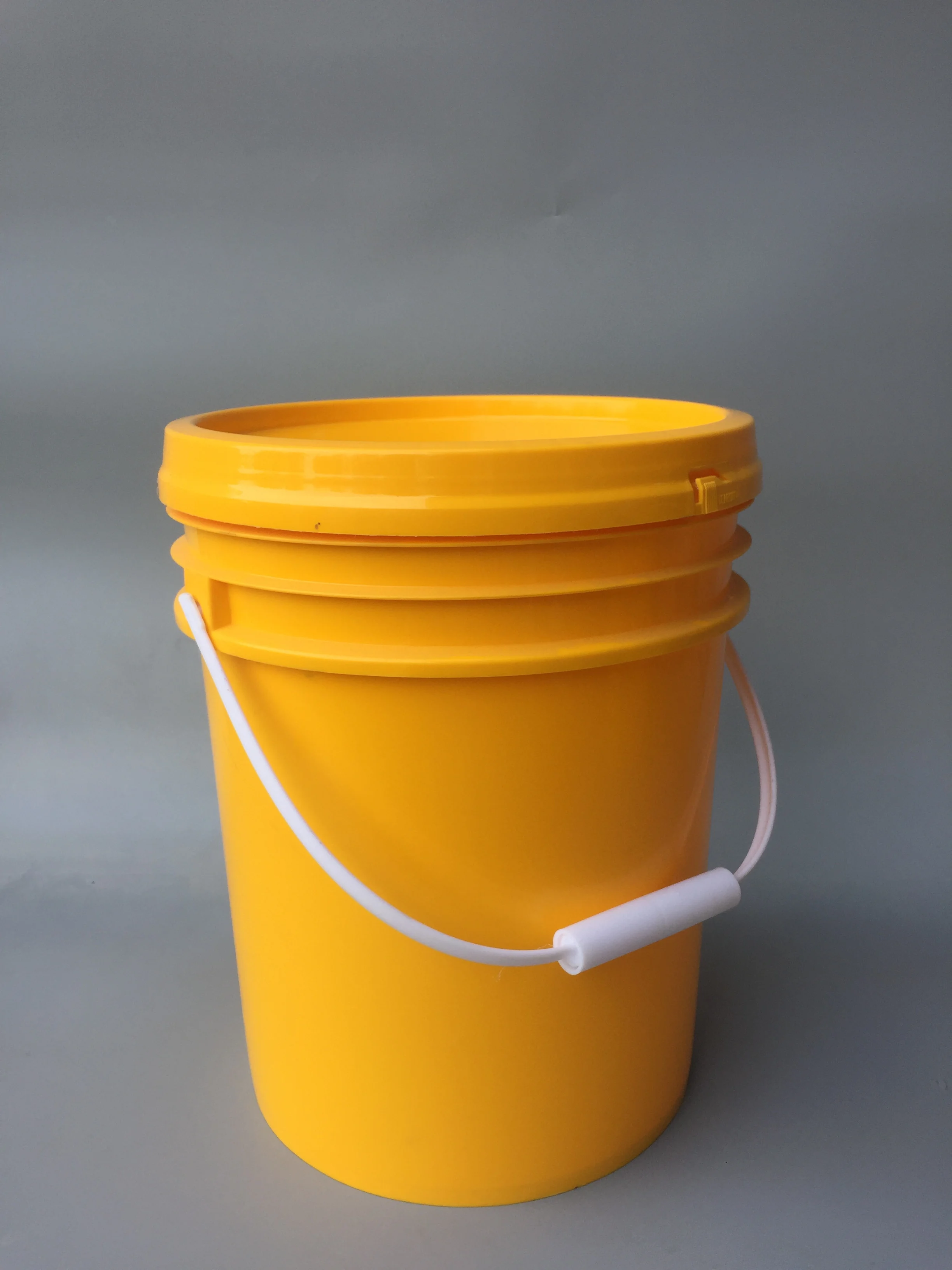 factory direct price PP material 18L Recyclable customized household food grade plastic paint barrel custom 5 gallon bucket