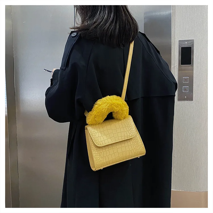 
Autumn And Winter Plaid Handbag Fashion Fluffy Shoulder Bag Korean Style Shoulder Bag Small Lady Fashion Chain Crossbody Bag 