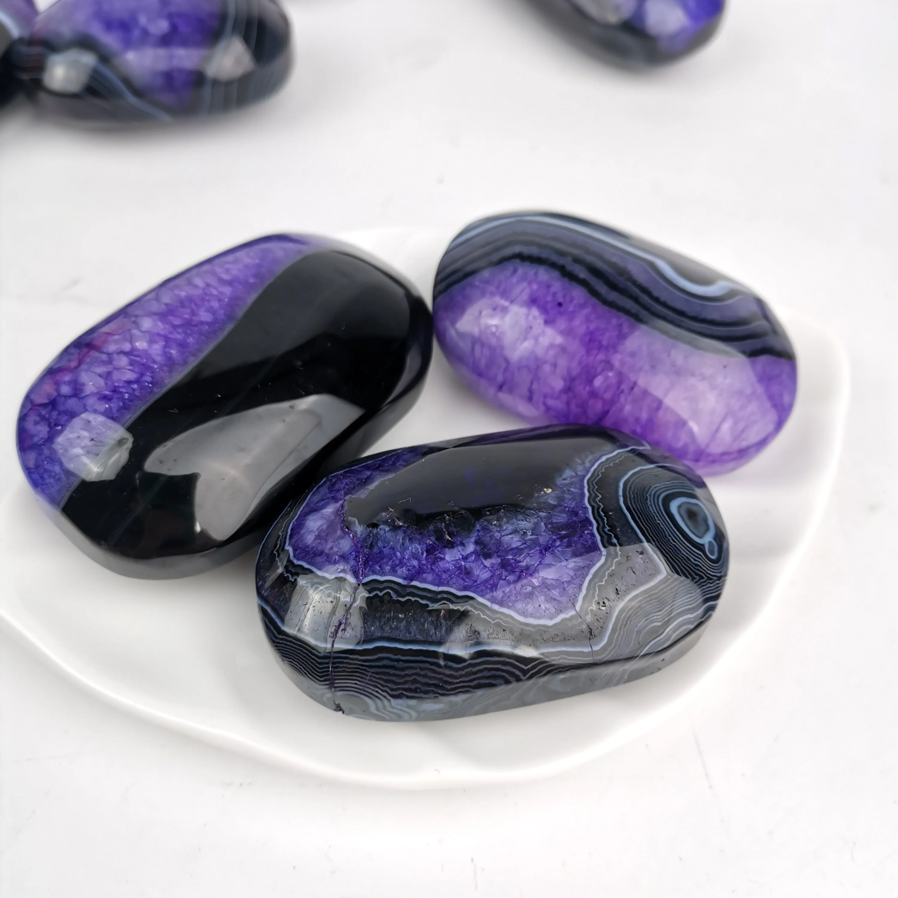 New Arrival Wholesales Gemstone Hand Carved Crystal Black And Purple Sardonyx Palm Stone For Meditation