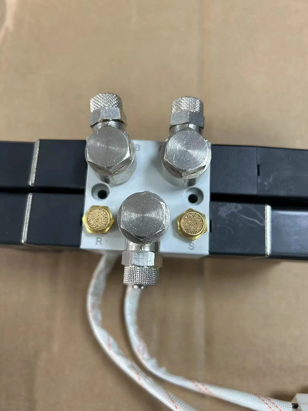 High quality door pump solenoid KHA-016E is suitable for Chinese buses