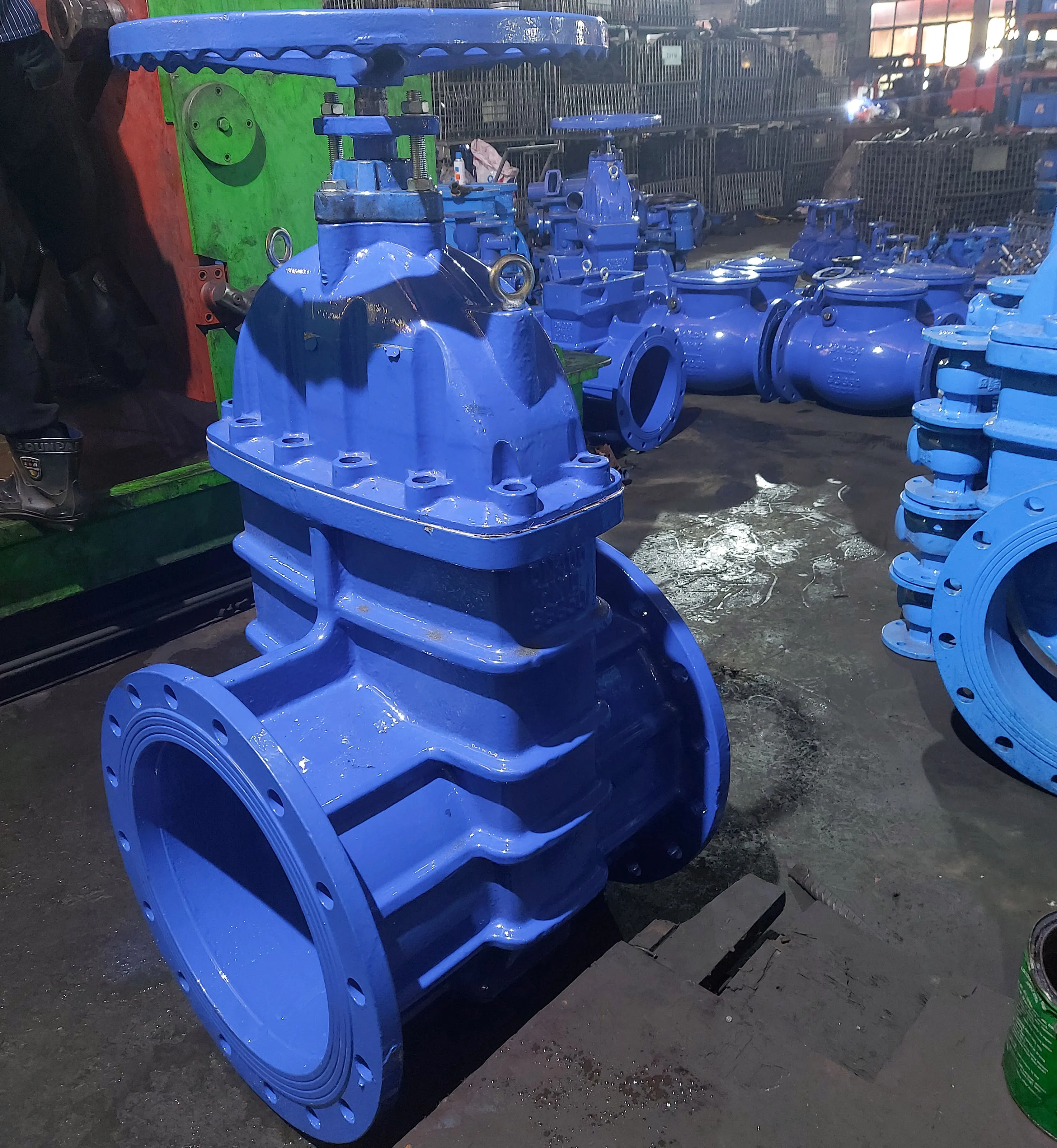 F5 solid wedge gate valve with handwheel for water ductile iron body pressure PN10/16 size DN50-DN600