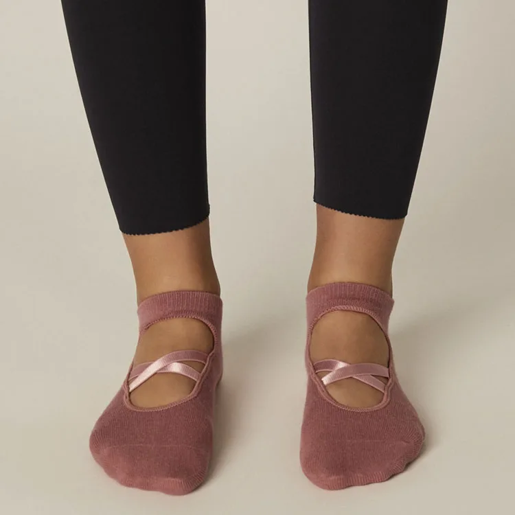 
Quality Guarantee Stylish popular anti slip hot pilates grip yoga socks 