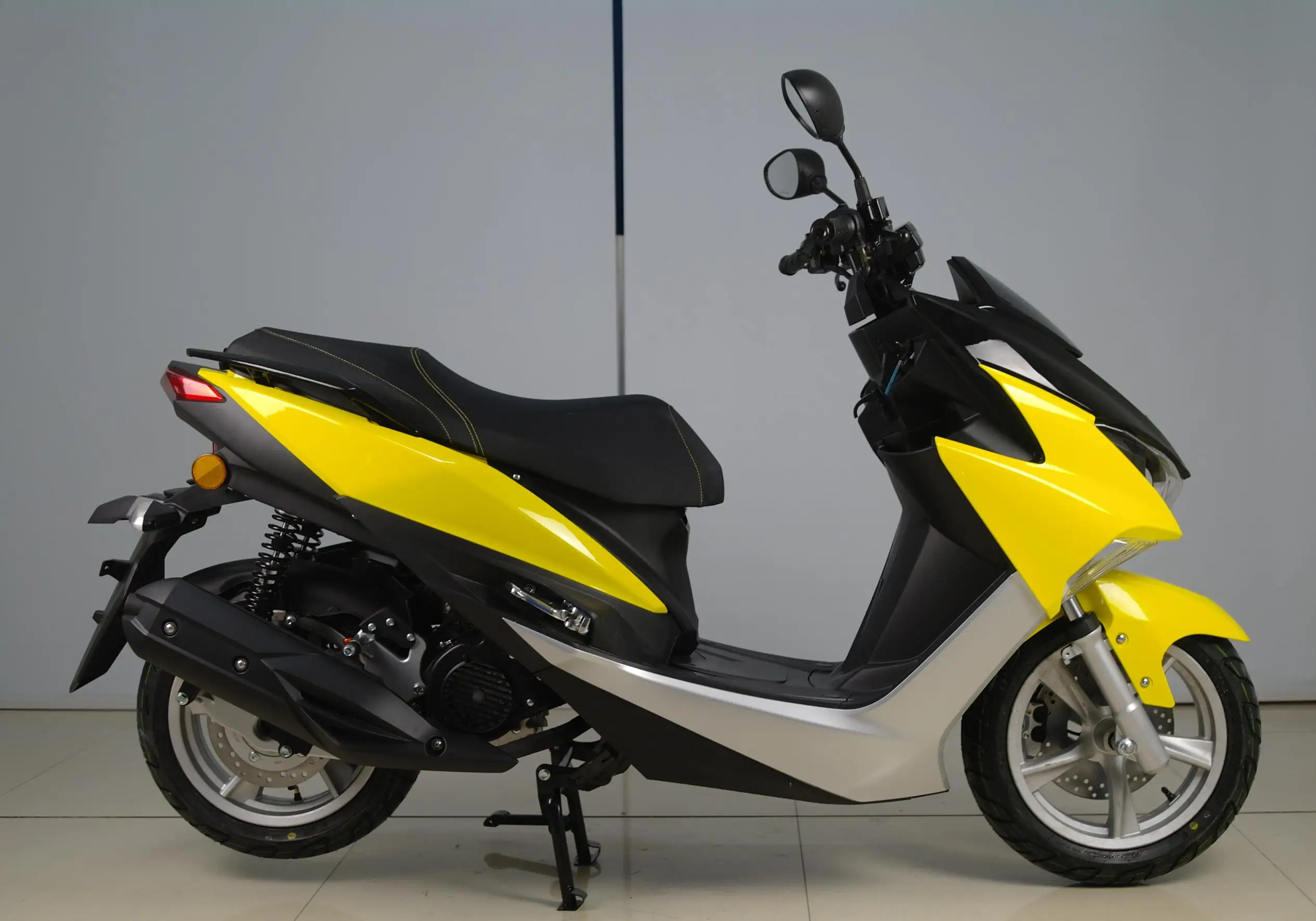 2022 new customized 180cc 125ccc150cc 4 stork gas powered cafe racer motorcycles scooters for adult trike